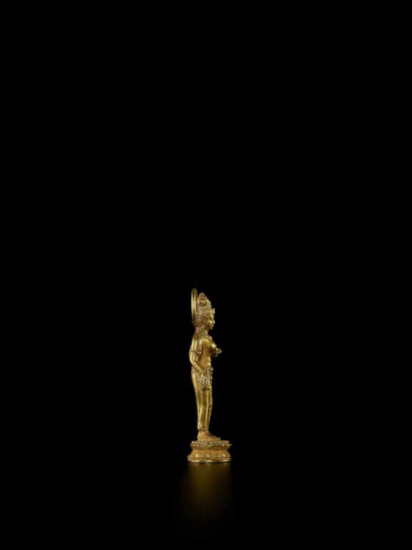 A JAVANESE GOLD FIGURE OF UMA Java, Indonesia, 20th century. The gold-cast figure of the non-Vedic - Bild 3 aus 5