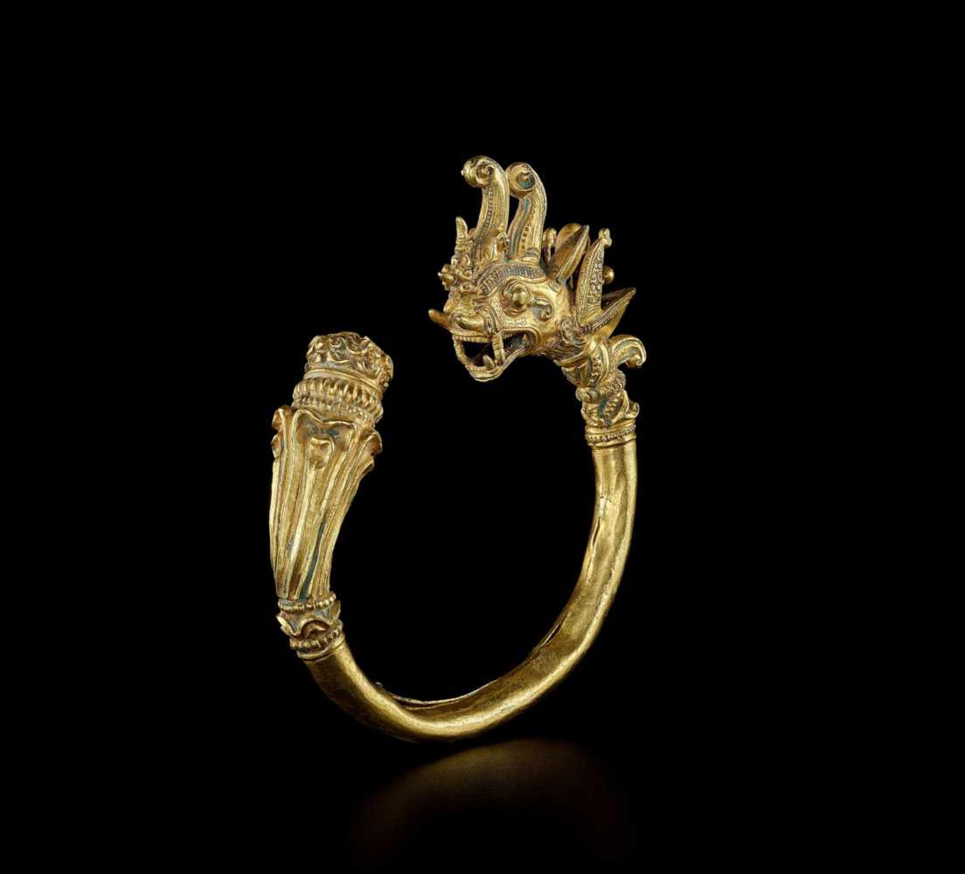 A MANDALAY GOLD BANGLE WITH A DRAGON HEAD AND LOTUS FLOWER Myanmar, 20th century. The lower end of - Image 3 of 5