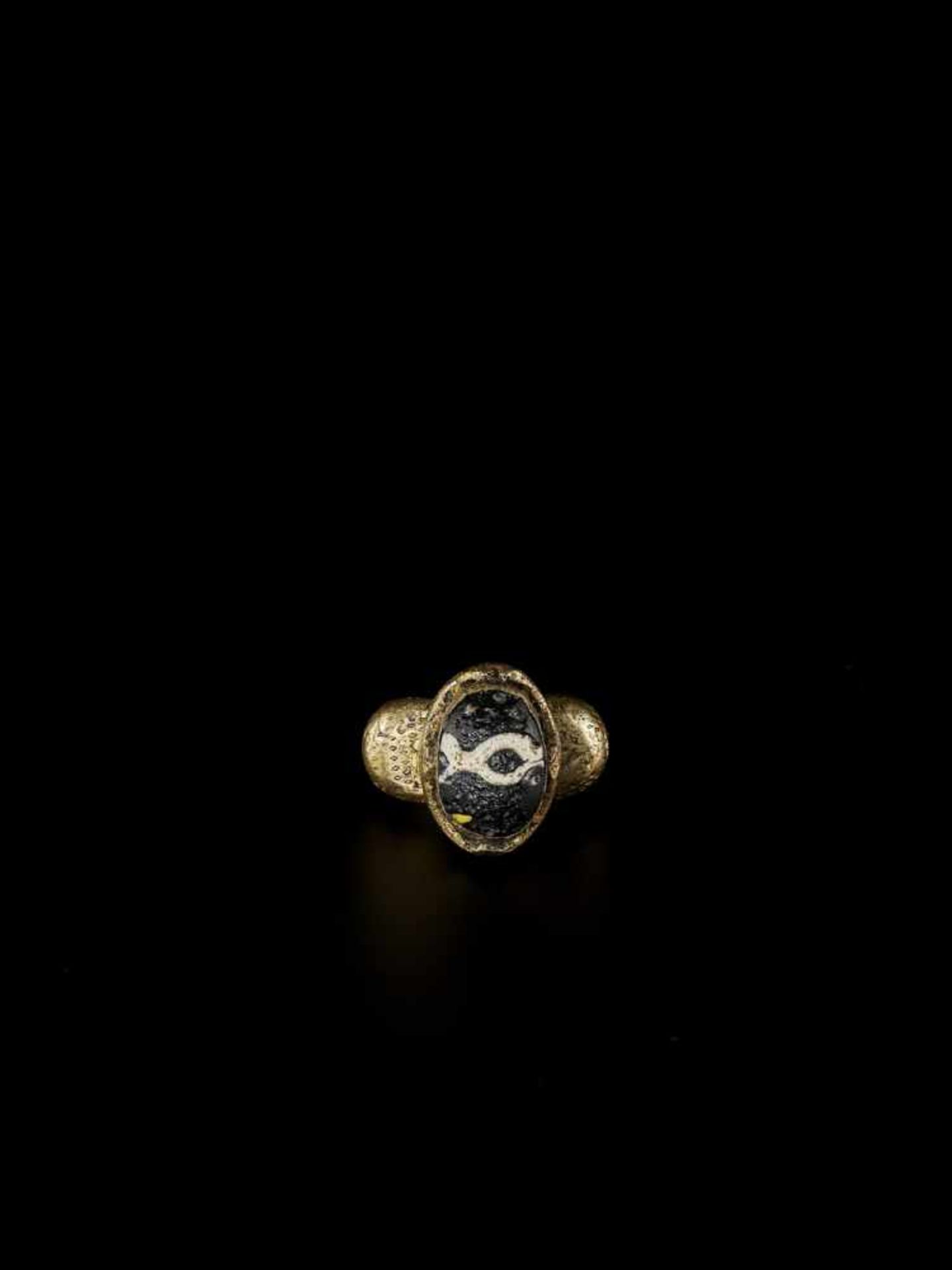 A LARGE AND MASSIVE CHAM GOLD RING Champa, c. 9th – 10th century. The massive gold ring with side