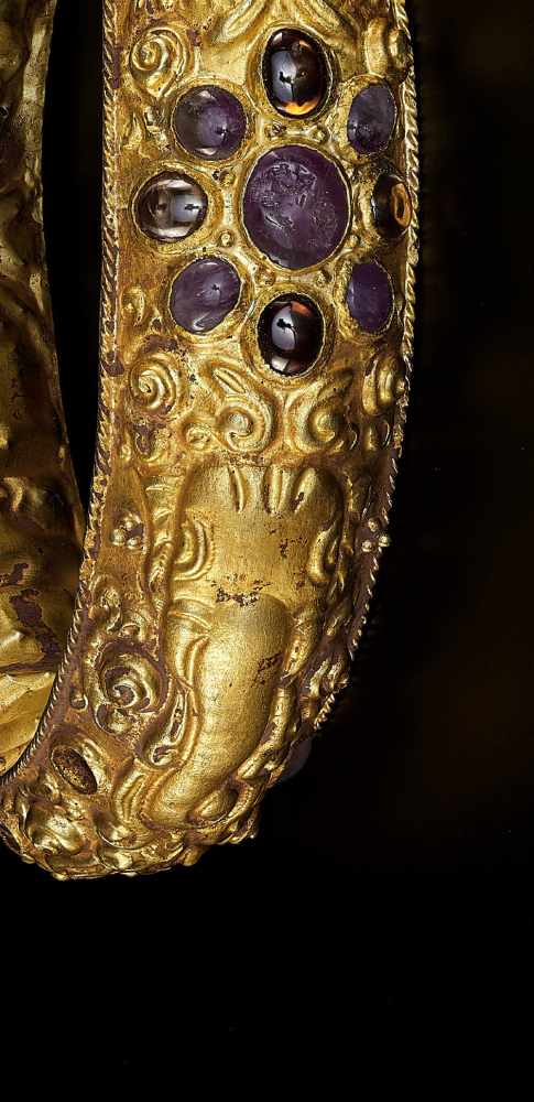 A CHAM REPOUSSÉ GOLD BRACELET WITH A GEMSTONE FLOWER AND ELEPHANTS Champa, classical period, - Image 3 of 7