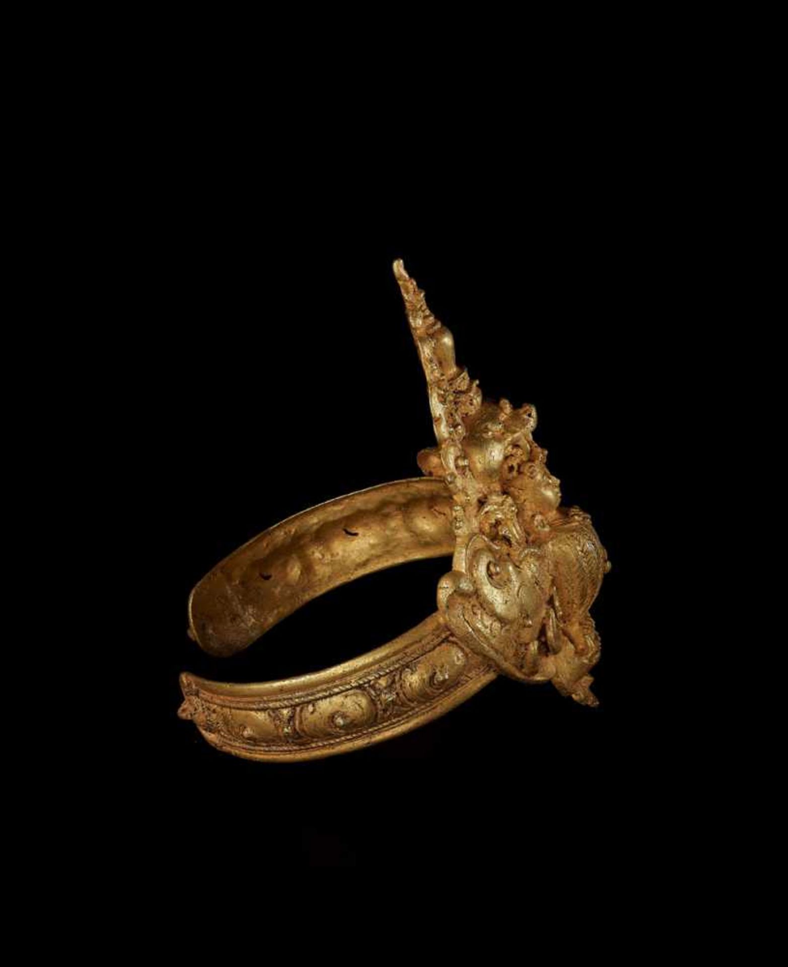 AN IMPRESSIVE SIAMESE GOLD ARMLET FOR A ROYAL DANCER DEPICTING A KINNARI Kingdom of Siam, 18th – - Image 4 of 5