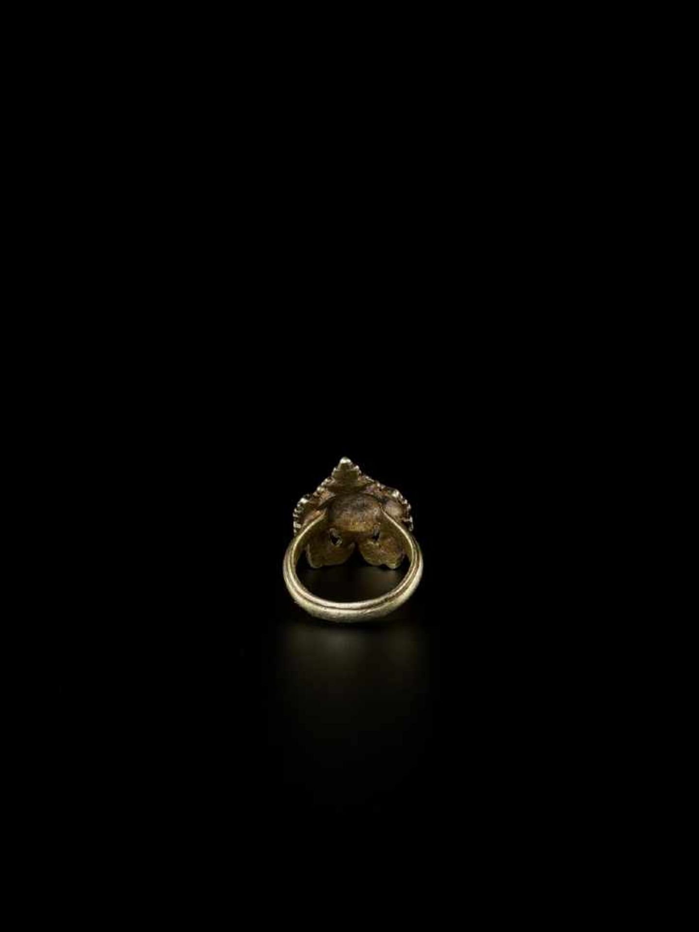 A CHAM GOLD RING DEPICTING KALA Champa, c. 17th – 18th century. The skillfully crafted top of the - Bild 3 aus 5