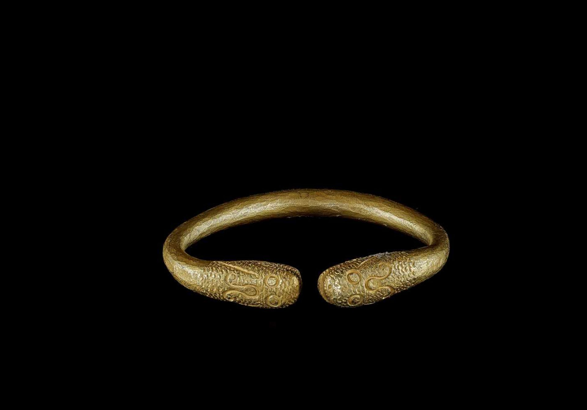 A MASSIVE INDIAN GOLD BANGLE WITH SNAKE HEADS Northern India, c. 17th – 18th century. The massive - Image 5 of 5
