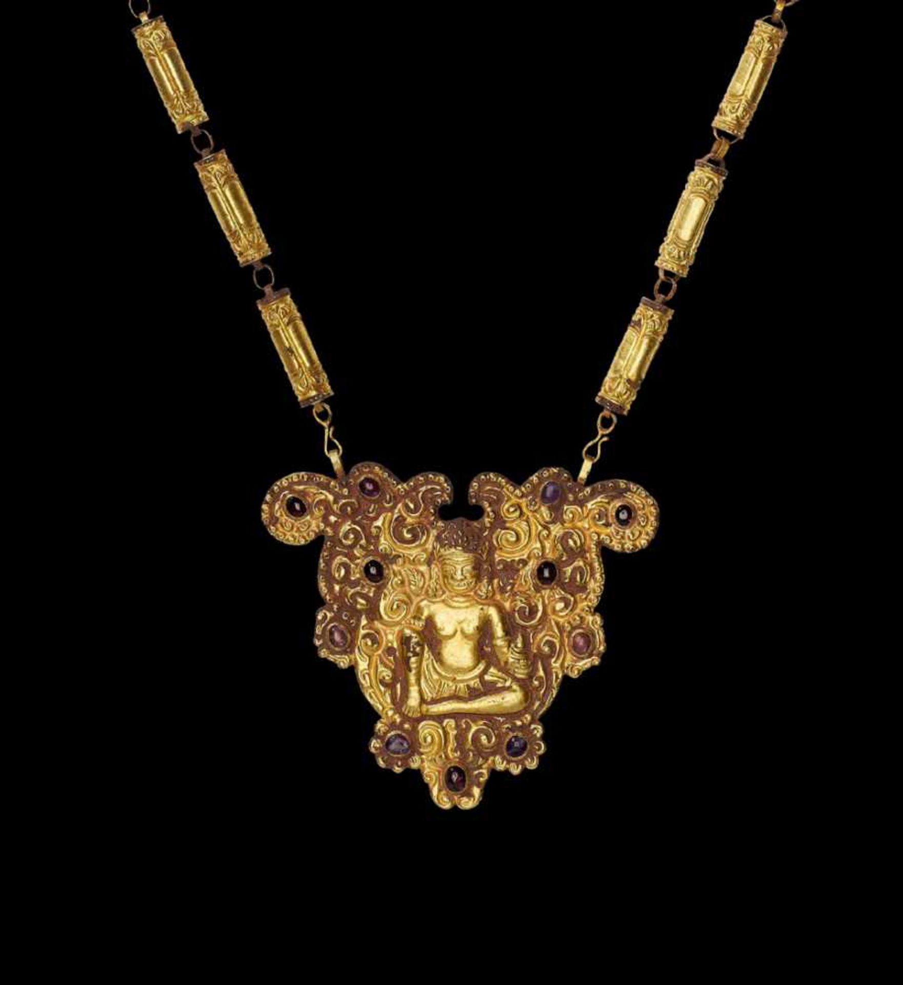 A CHAM REPOUSSÉ GOLD NECKLACE WITH A PECTORAL DEPICTING A SEATED HINDU DEITY Central or southern - Bild 2 aus 5