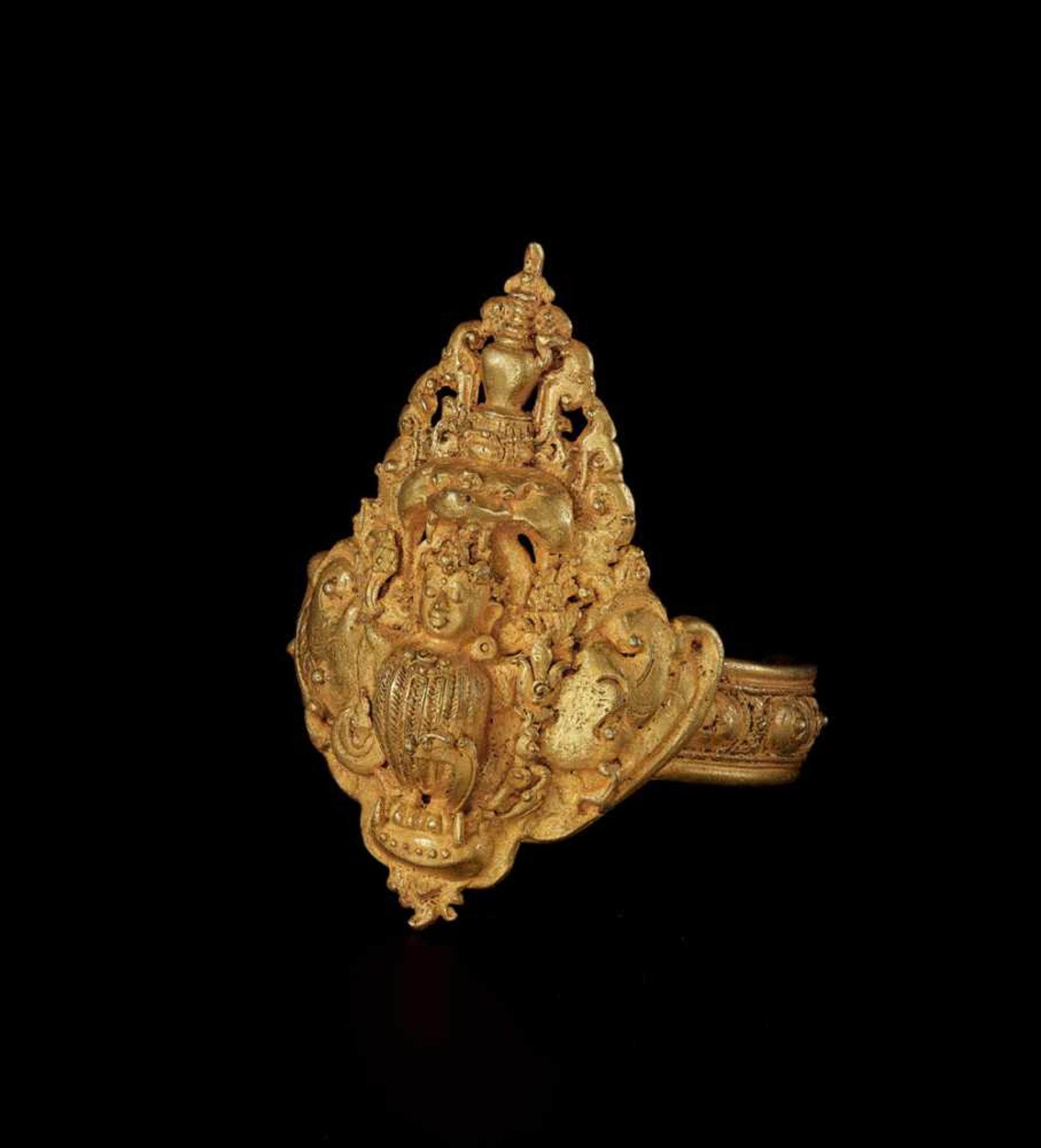 AN IMPRESSIVE SIAMESE GOLD ARMLET FOR A ROYAL DANCER DEPICTING A KINNARI Kingdom of Siam, 18th – - Image 2 of 5