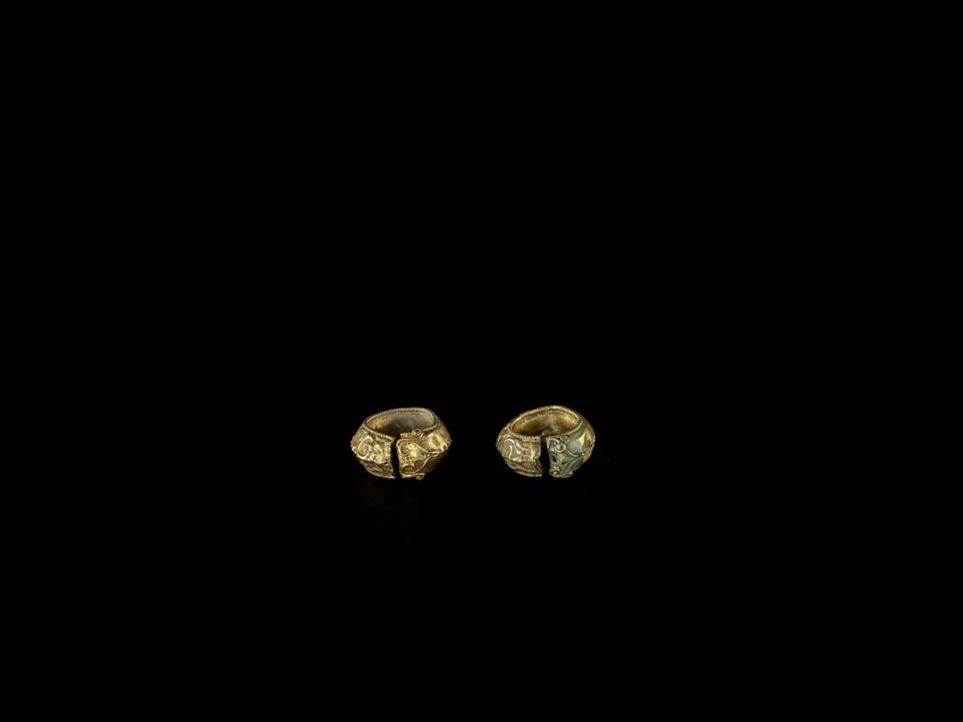A PAIR OF CHAM REPOUSSÉ GOLD EARRINGS WITH SNAKE HEADS Champa, 12th – 14th century. The earrings