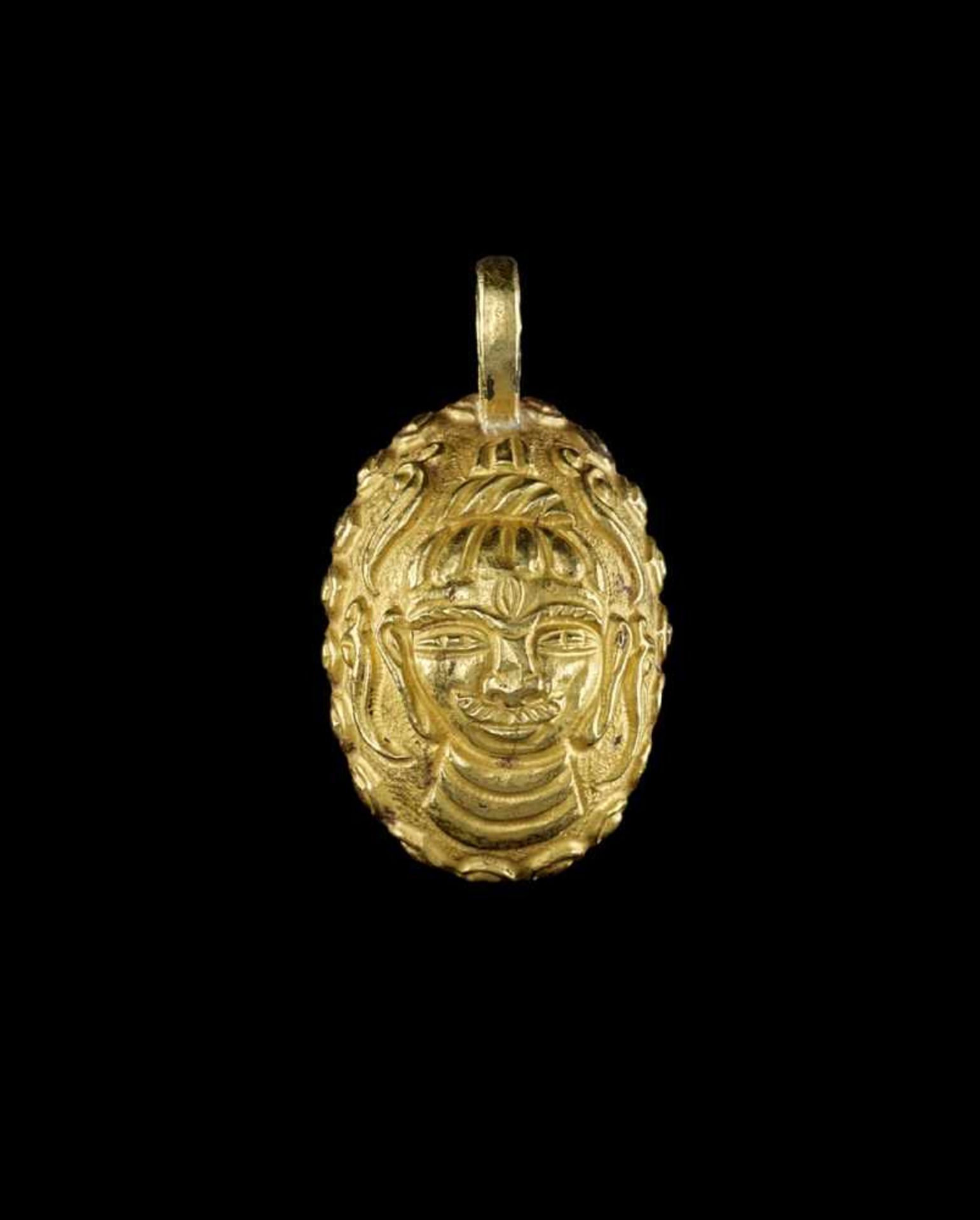 A CHAM GOLD PENDANT WITH STONE INTAGLIO DEPICTING SHIVA AND A HINDU DEITY Champa, early classical - Image 3 of 6