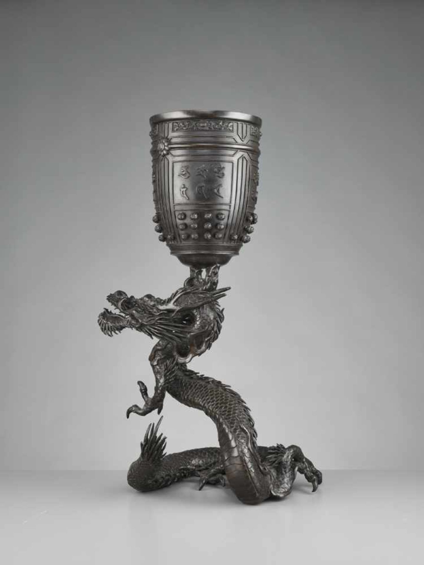 A LARGE AND MASSIVE DRAGON AND TEMPLE BELL BRONZE Japan, 19th century, late Edo period (1615-1868) - Image 8 of 10