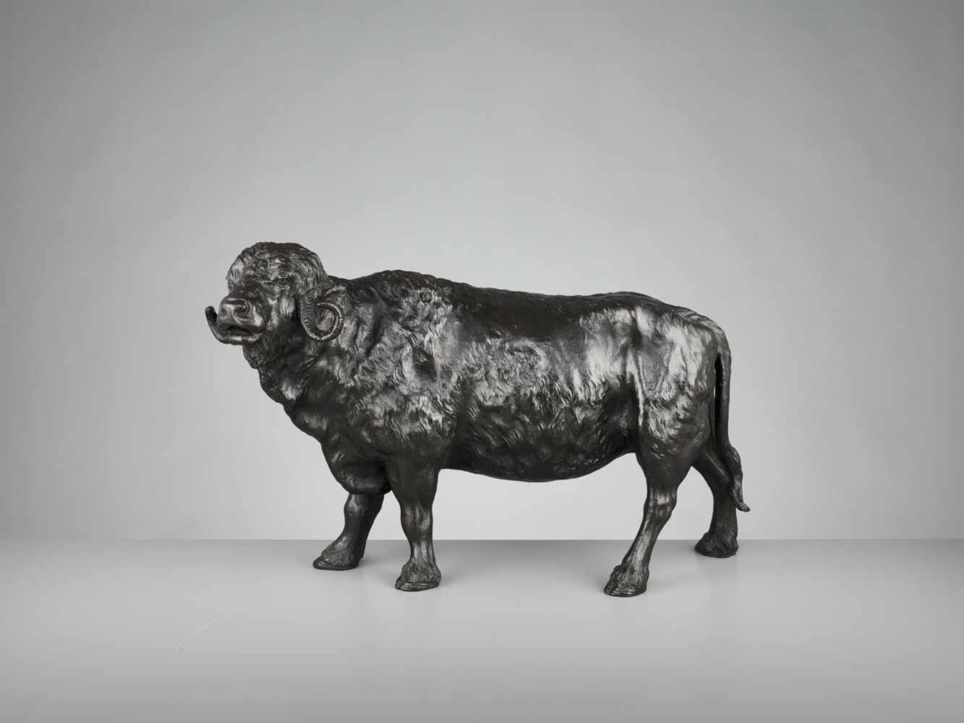 GENRYUSAI SEIYA: A RARE AND MASSIVE BRONZE OF A MUSK OX By Genryusai Seiya, signed Dai Nihon - Bild 3 aus 10