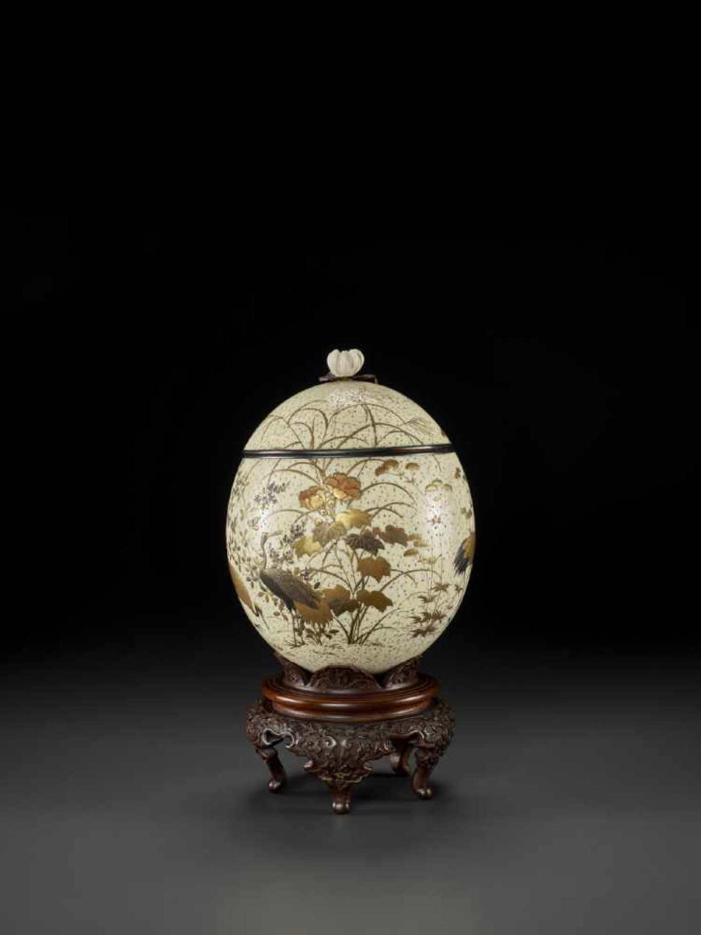 A FINELY LACQUERED OSTRICH EGG Japan, late 19th century, Meiji period (1868-1912)The speckled egg is - Bild 2 aus 10