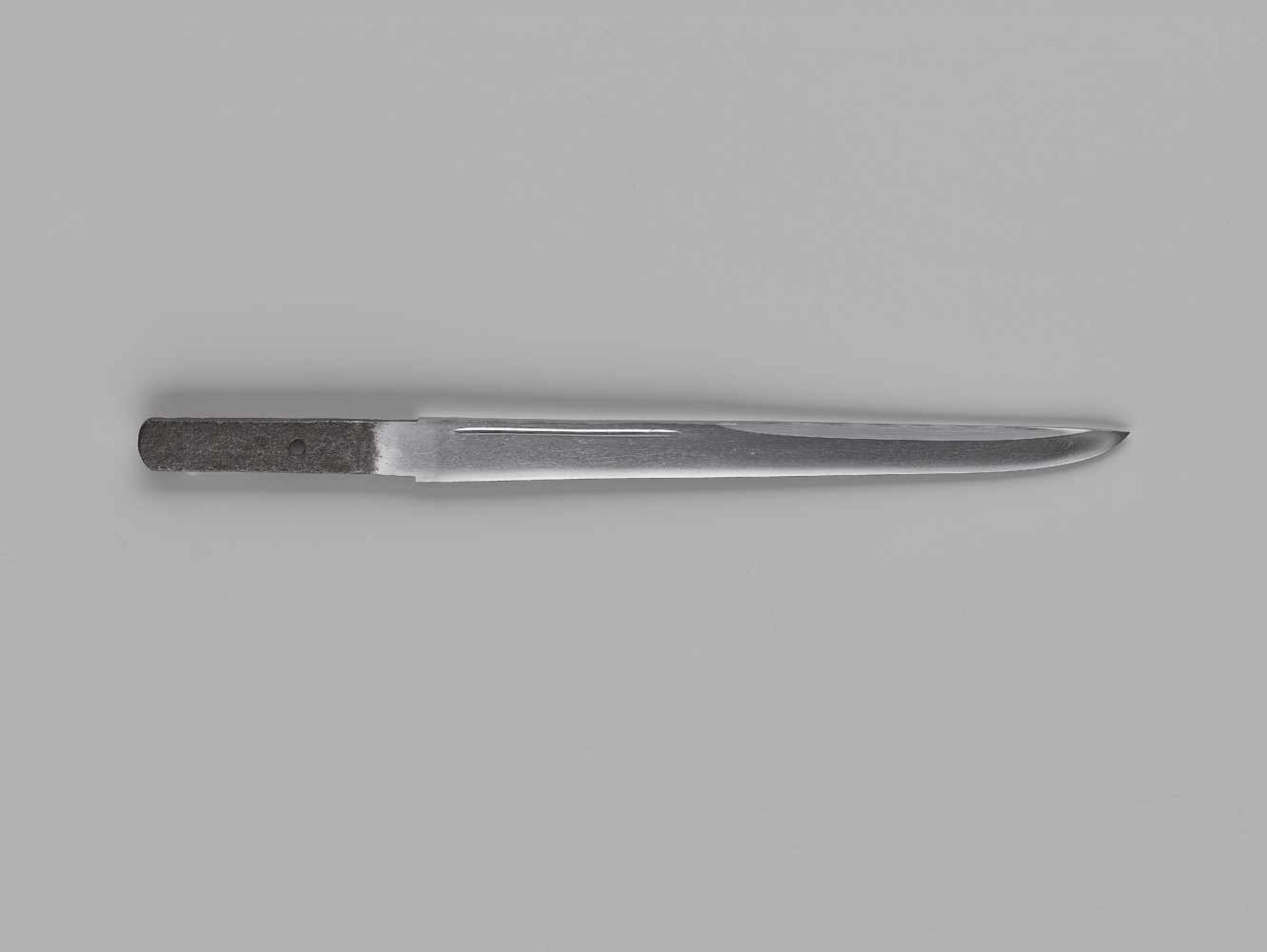 A RARE ENJU KOTO SCHOOL YOROIDOSHI TANTO Japan, Koto, 1570, late Muromachi period (1336-1573)A - Image 4 of 11