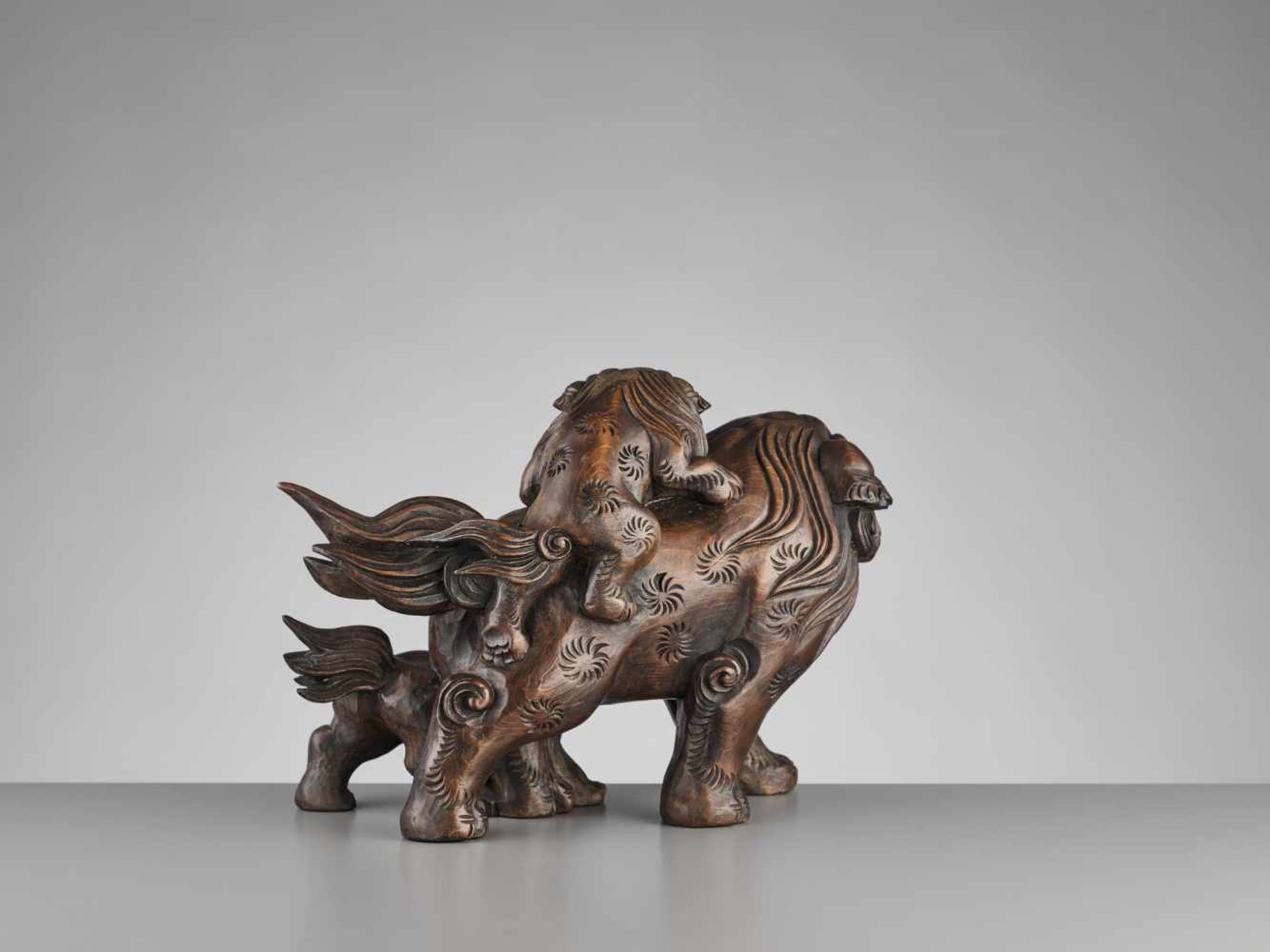 A RARE HINOKI WOOD SHISHI WITH TWO PUPS Japan, ca. 1800-1850, later Edo period (1615-1868)A simple - Bild 2 aus 9