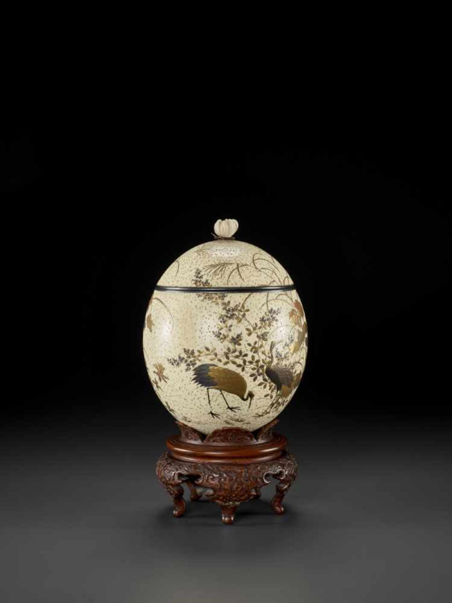 A FINELY LACQUERED OSTRICH EGG Japan, late 19th century, Meiji period (1868-1912)The speckled egg is - Bild 5 aus 10