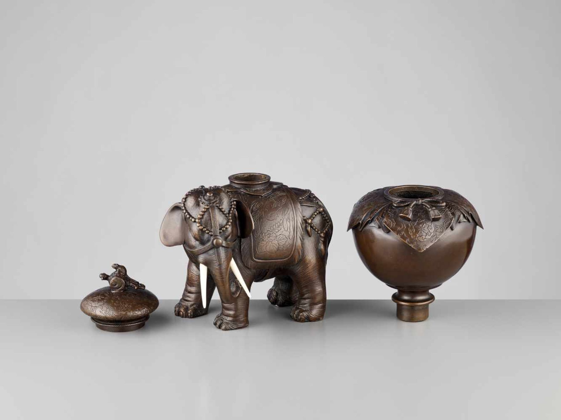 A FINE LARGE CAPARISONED ELEPHANT BRONZE KORO Japan, Meiji period (1868-1912)The pachyderm stands on - Bild 8 aus 10