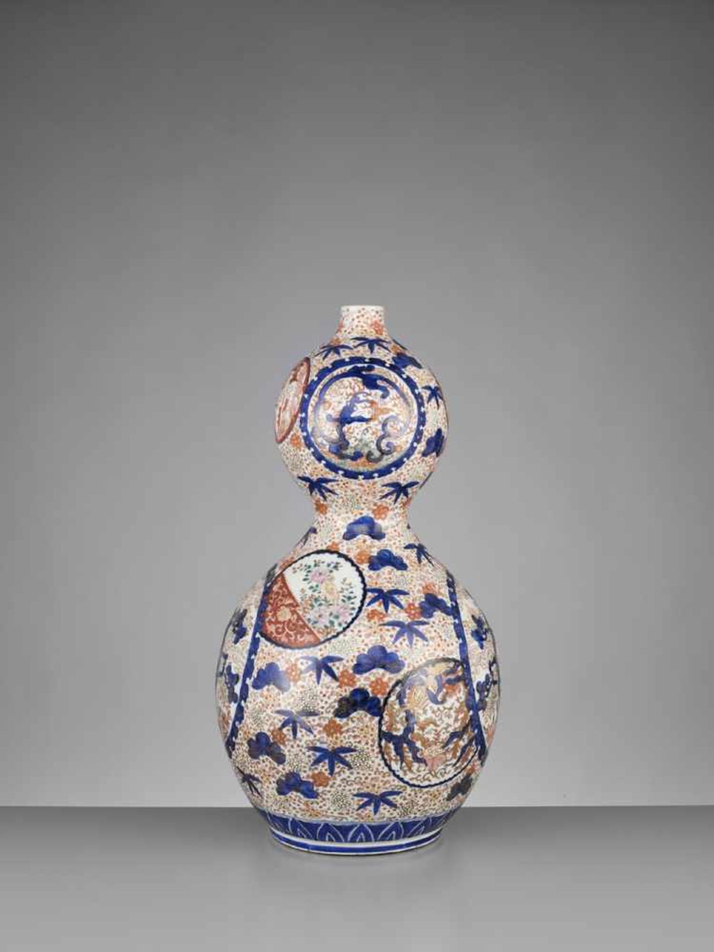 A VERY LARGE IMARI PORCELAIN DOUBLE-GOURD VASE Japan, ca. 1900, Meiji period (1868-1912)The vase - Image 5 of 11