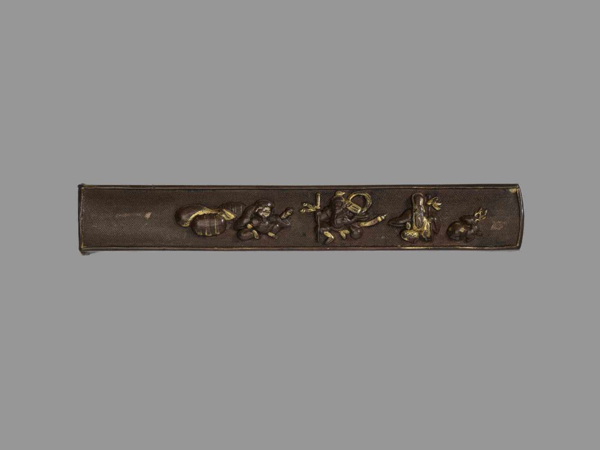 A RARE SET OF KOZUKA Japan, 19th century, Edo period (1615-1868)A set of six kozuka inside a three- - Bild 7 aus 13