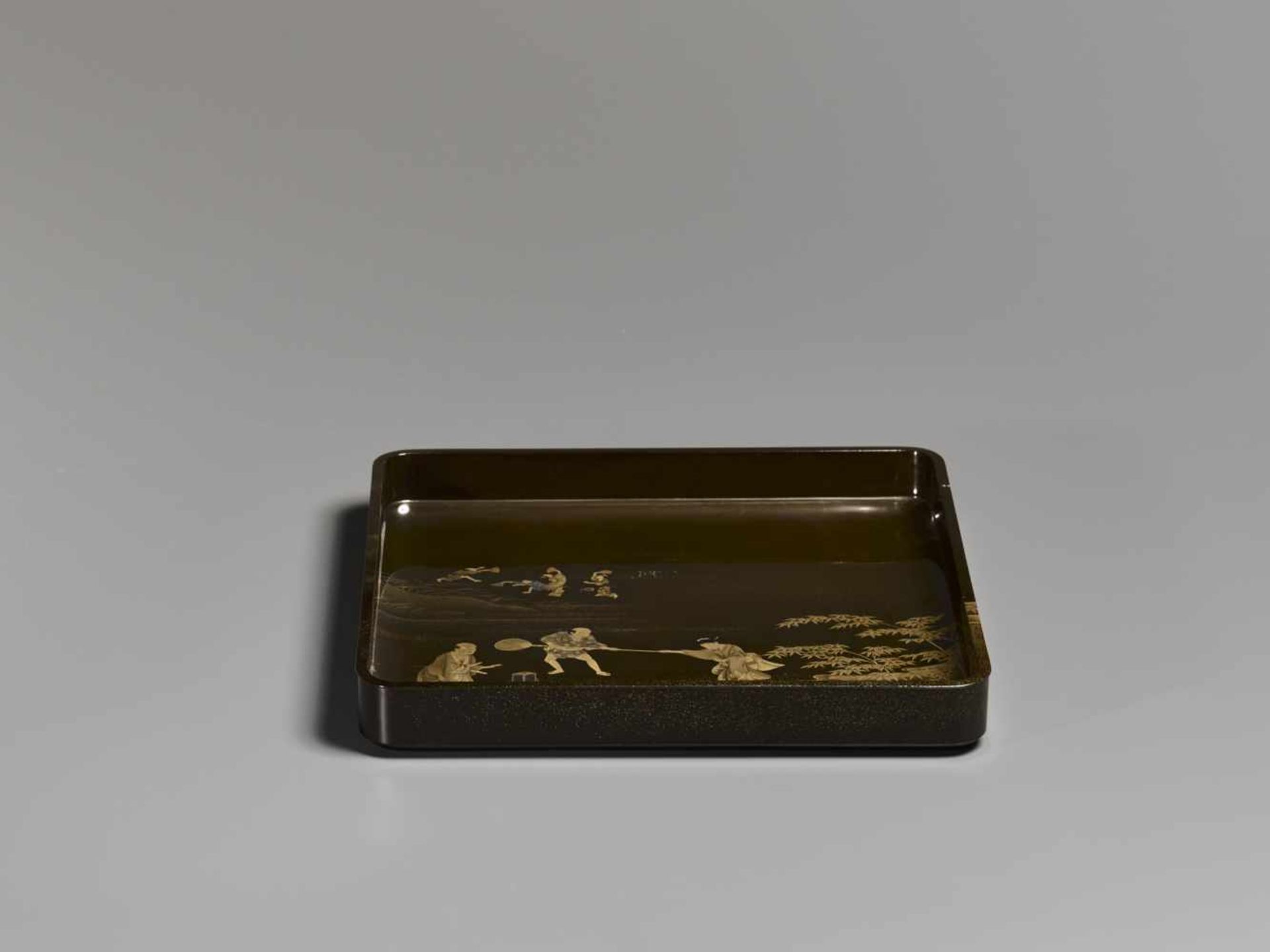 A GOLD LACQUER TRAY Japan, late 19th century, Meiji period (1868-1912)Finely painted with a scene - Bild 8 aus 8