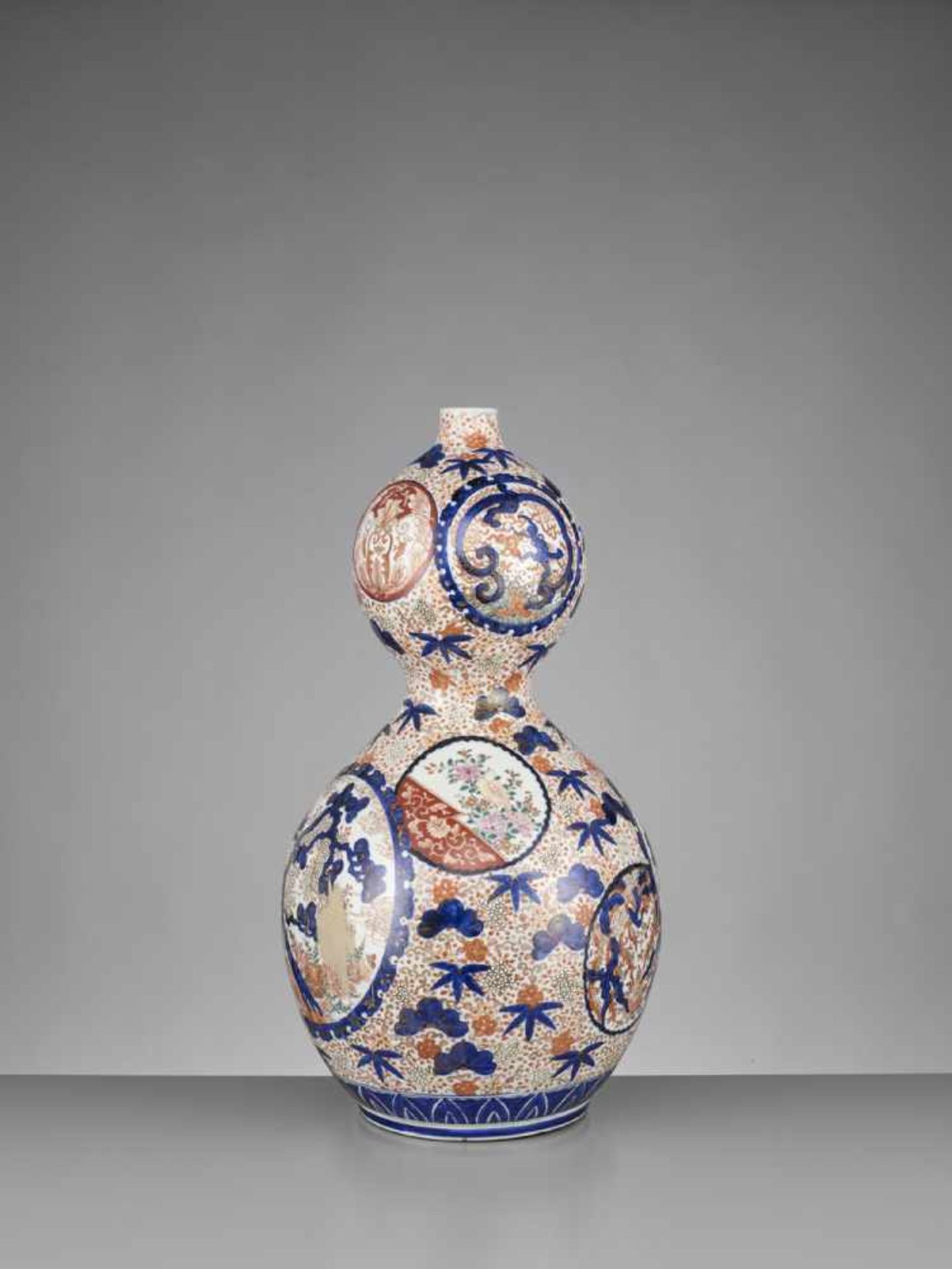 A VERY LARGE IMARI PORCELAIN DOUBLE-GOURD VASE Japan, ca. 1900, Meiji period (1868-1912)The vase - Image 7 of 11