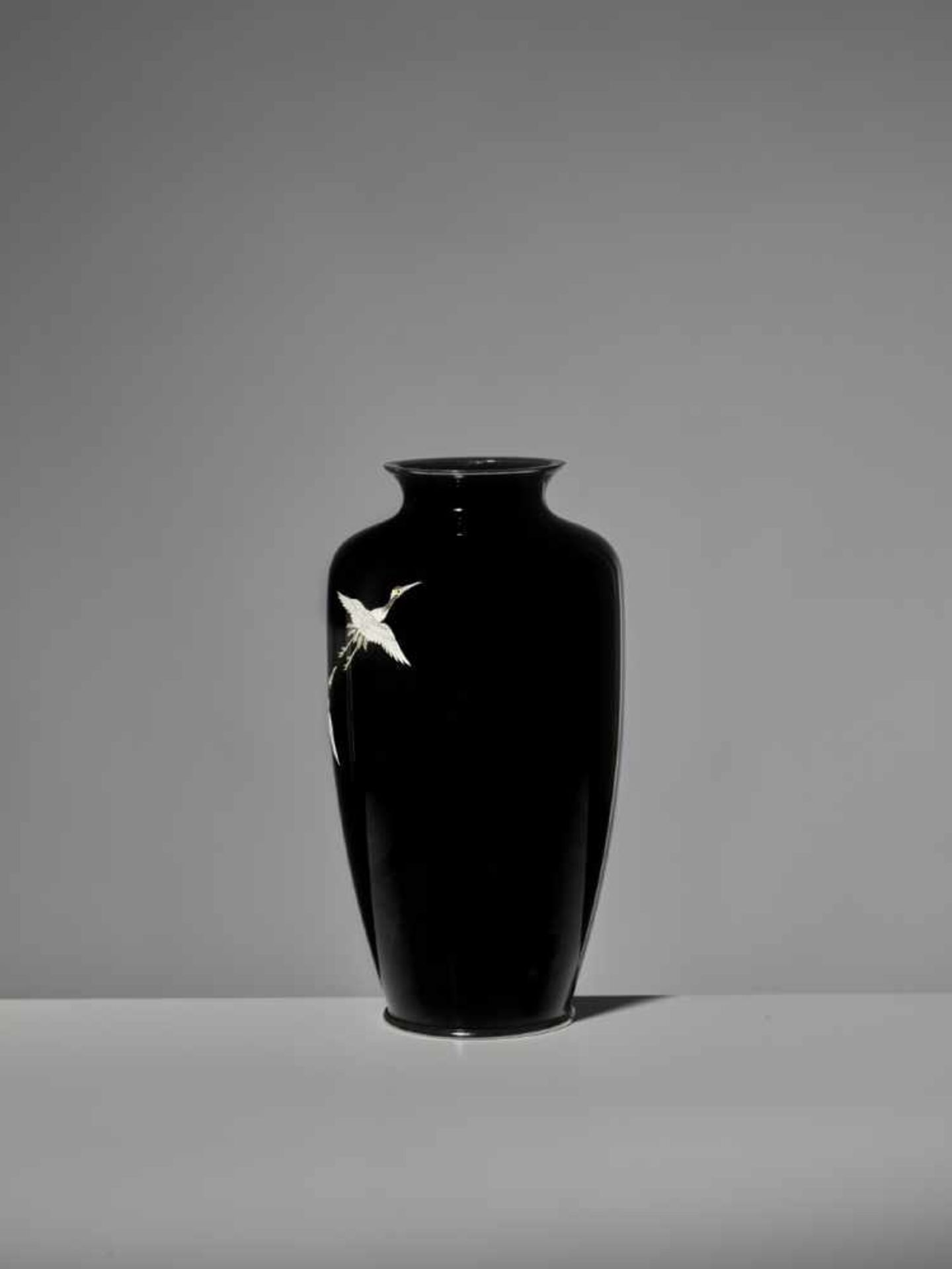 ANDO JUBEI: A FINE CLOISONNÉ ENAMEL VASE WITH CRANES By Ando Jubei (1876-1953), signed with the mark - Image 5 of 9