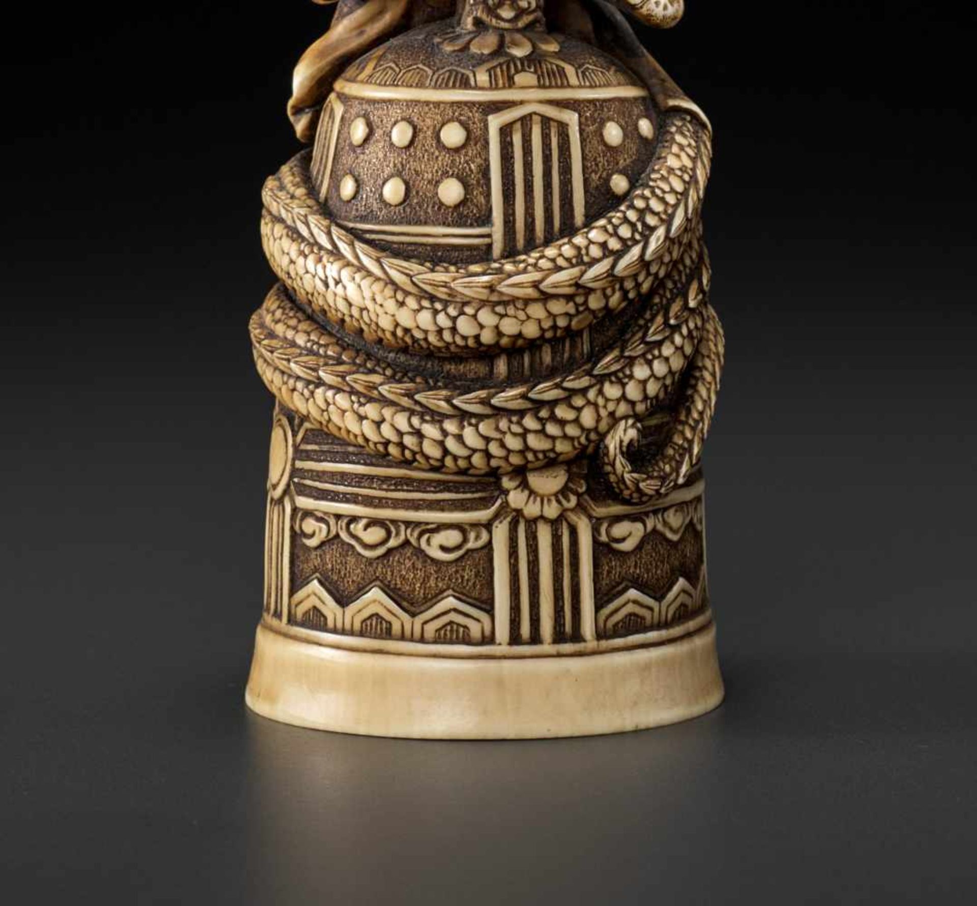 AN IVORY OKIMONO OF KIYOHIME Japan, late 19th century, Meiji period (1868-1912)The witch Kiyohime is - Bild 11 aus 11