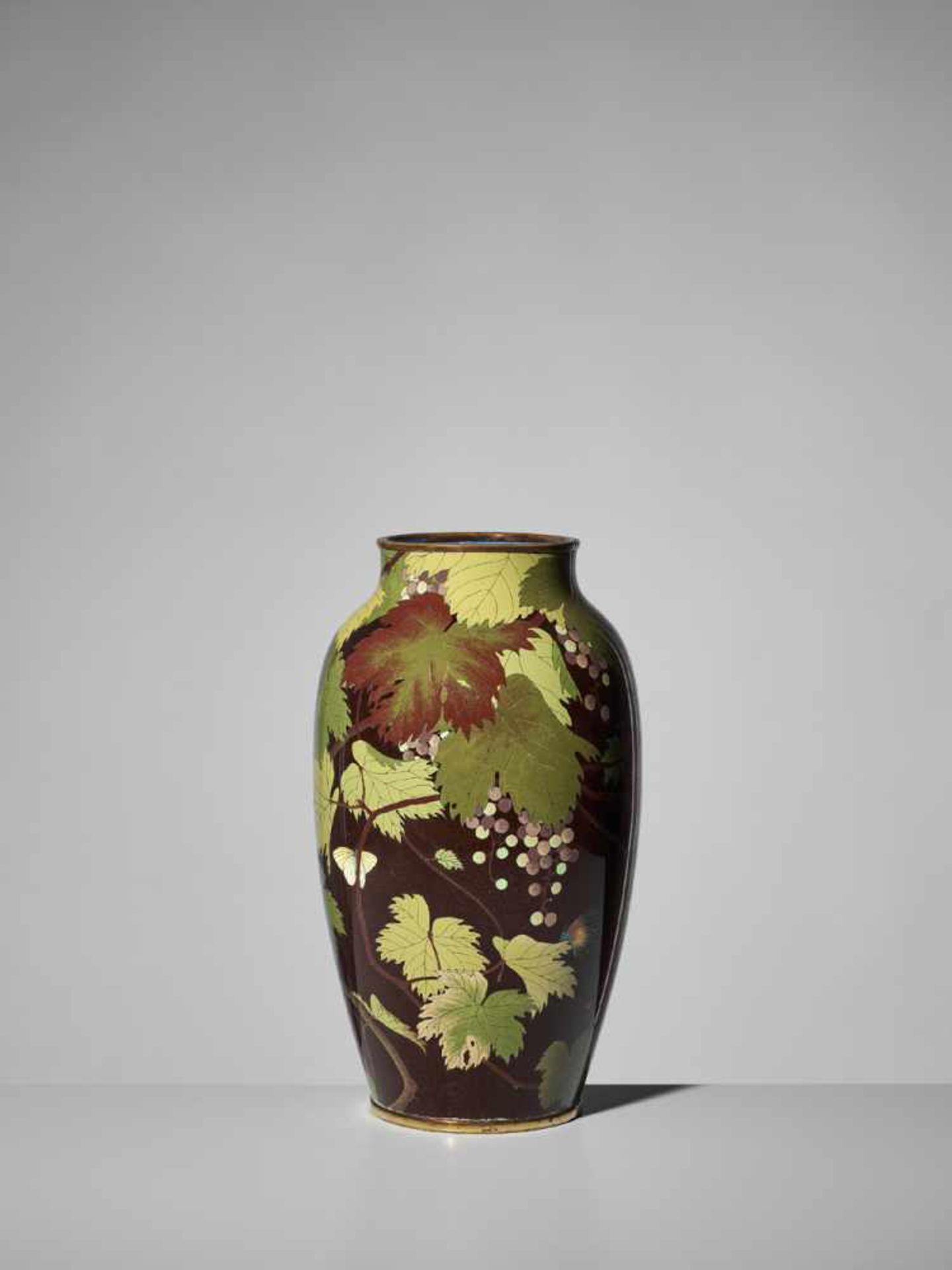 A LARGE AND FINE CLOISONNÉ ENAMEL VASE ATTRIBUTED TO THE ANDO COMPANY Unsigned, attributed to the - Image 3 of 8