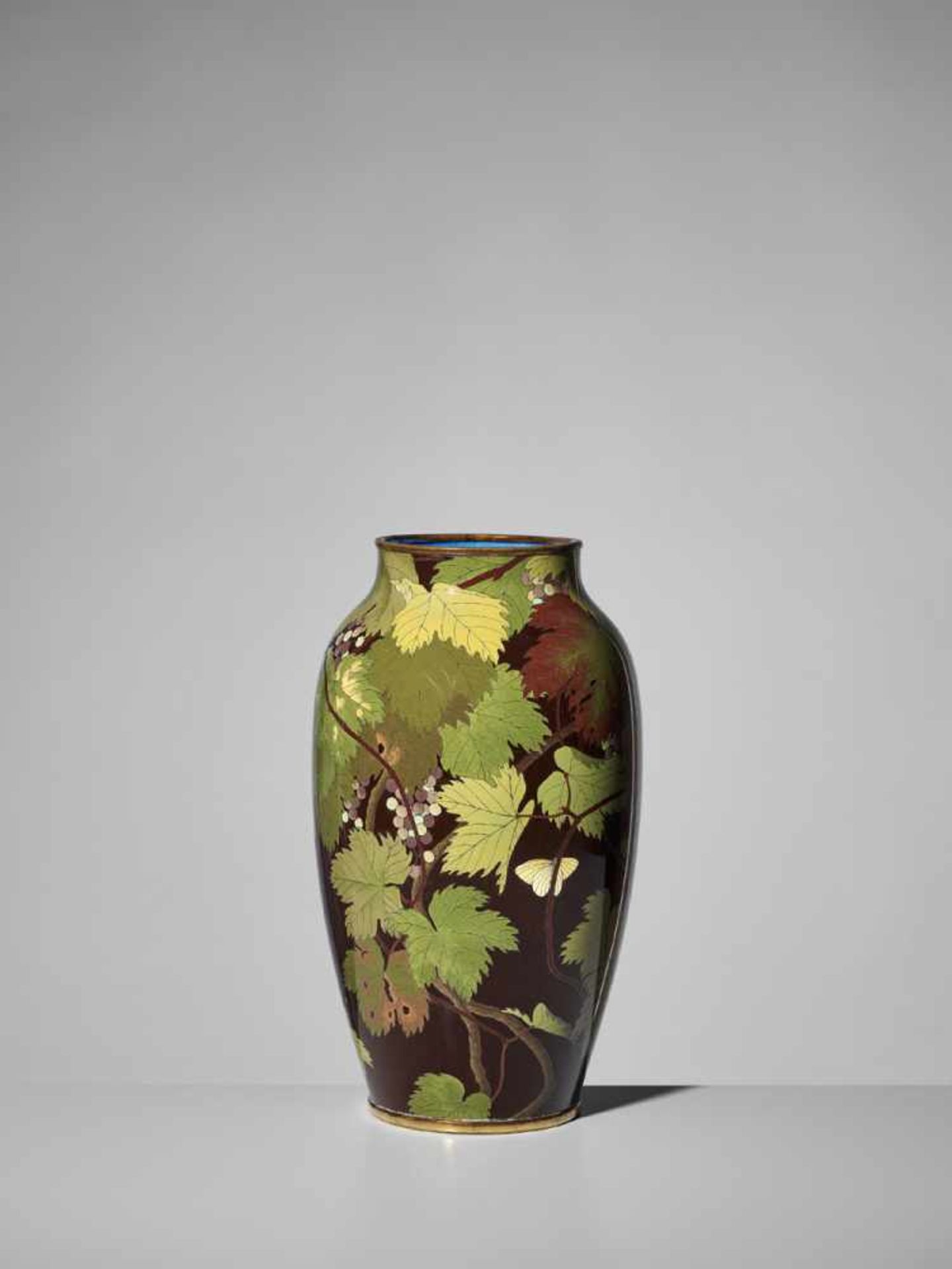 A LARGE AND FINE CLOISONNÉ ENAMEL VASE ATTRIBUTED TO THE ANDO COMPANY Unsigned, attributed to the - Image 2 of 8