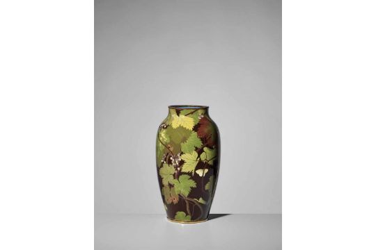 A LARGE AND FINE CLOISONNÉ ENAMEL VASE ATTRIBUTED TO THE ANDO COMPANY Unsigned, attributed to the - Image 2 of 8