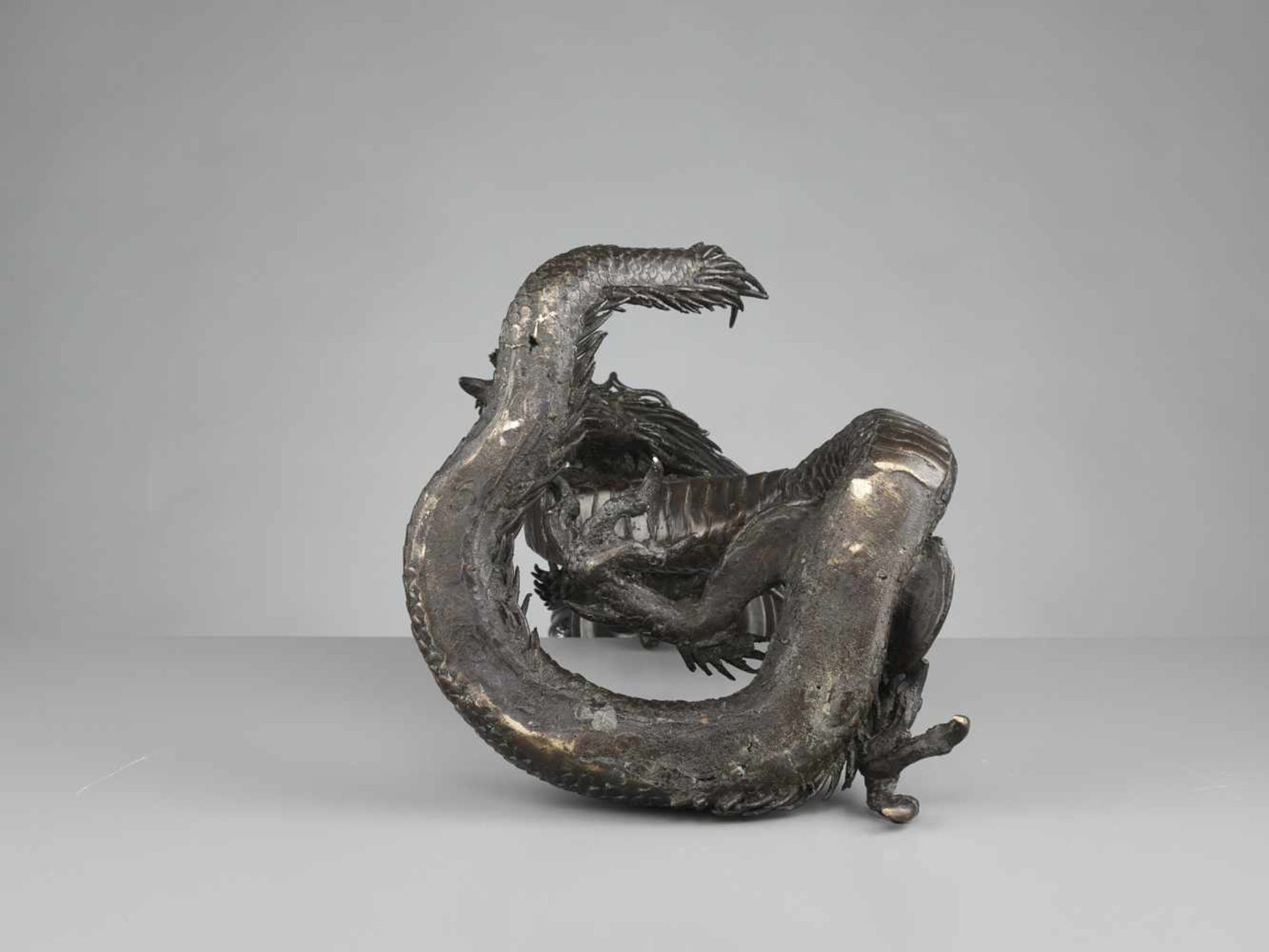 A LARGE AND MASSIVE DRAGON AND TEMPLE BELL BRONZE Japan, 19th century, late Edo period (1615-1868) - Image 9 of 10