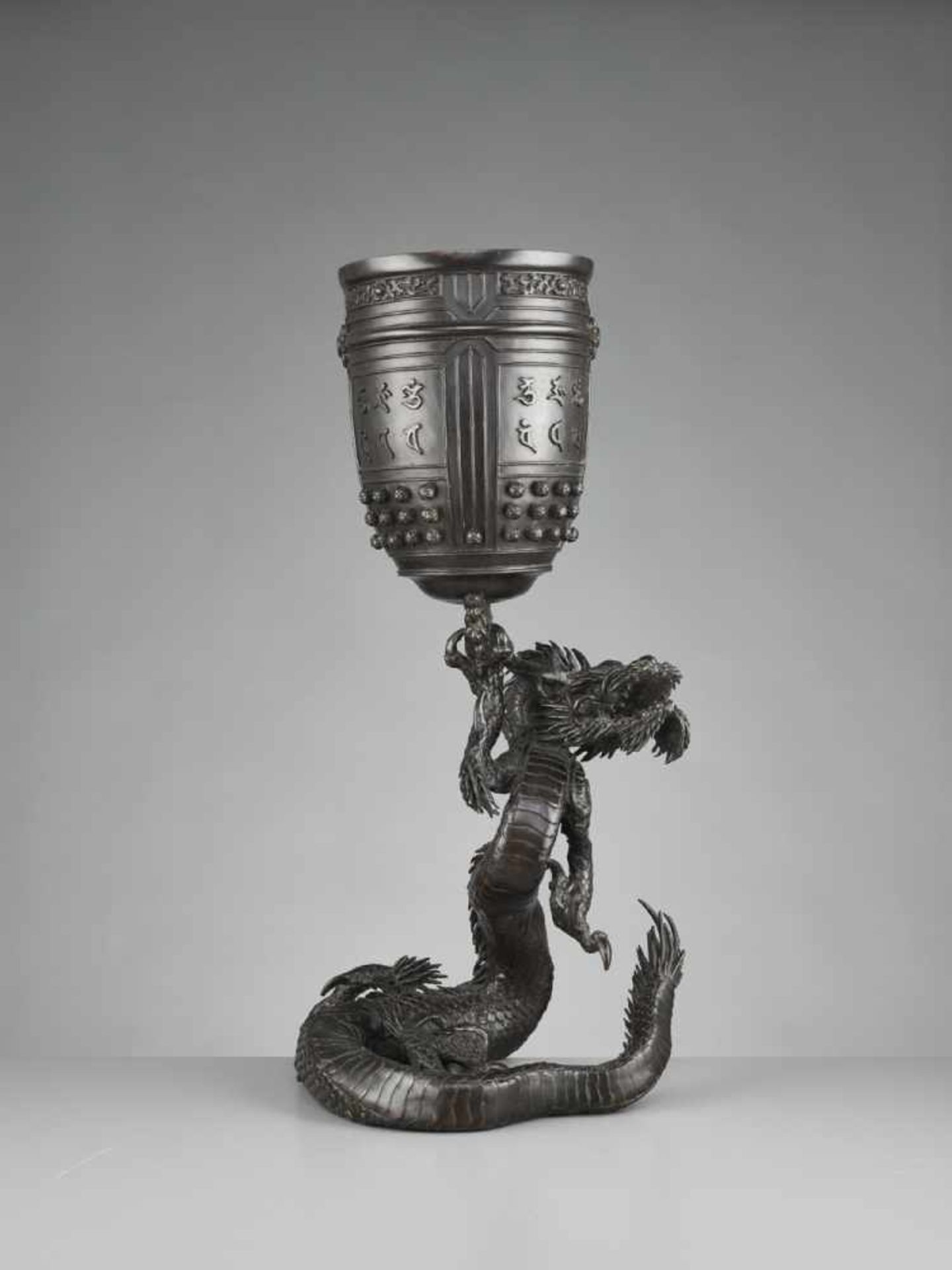 A LARGE AND MASSIVE DRAGON AND TEMPLE BELL BRONZE Japan, 19th century, late Edo period (1615-1868) - Image 7 of 10
