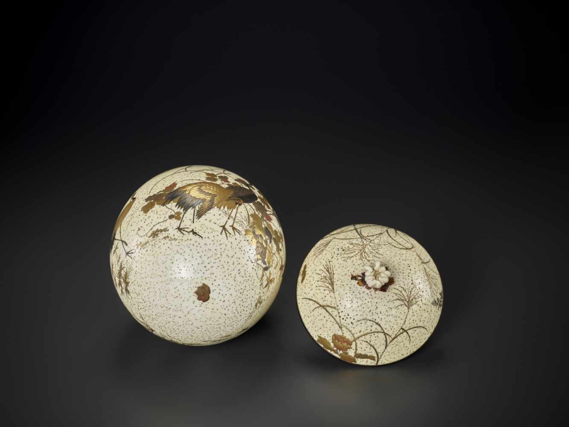 A FINELY LACQUERED OSTRICH EGG Japan, late 19th century, Meiji period (1868-1912)The speckled egg is - Bild 9 aus 10