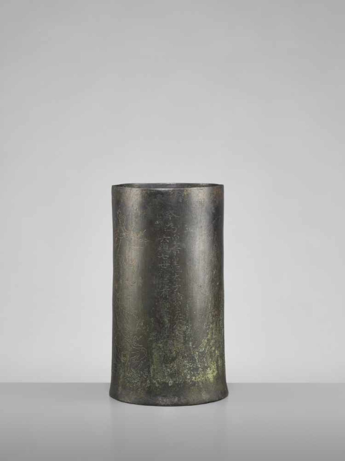 A VERY RARE AND EARLY BRONZE SUTRA CANISTER Japan, Muromachi period (1333-1573)The exterior of the - Image 5 of 10
