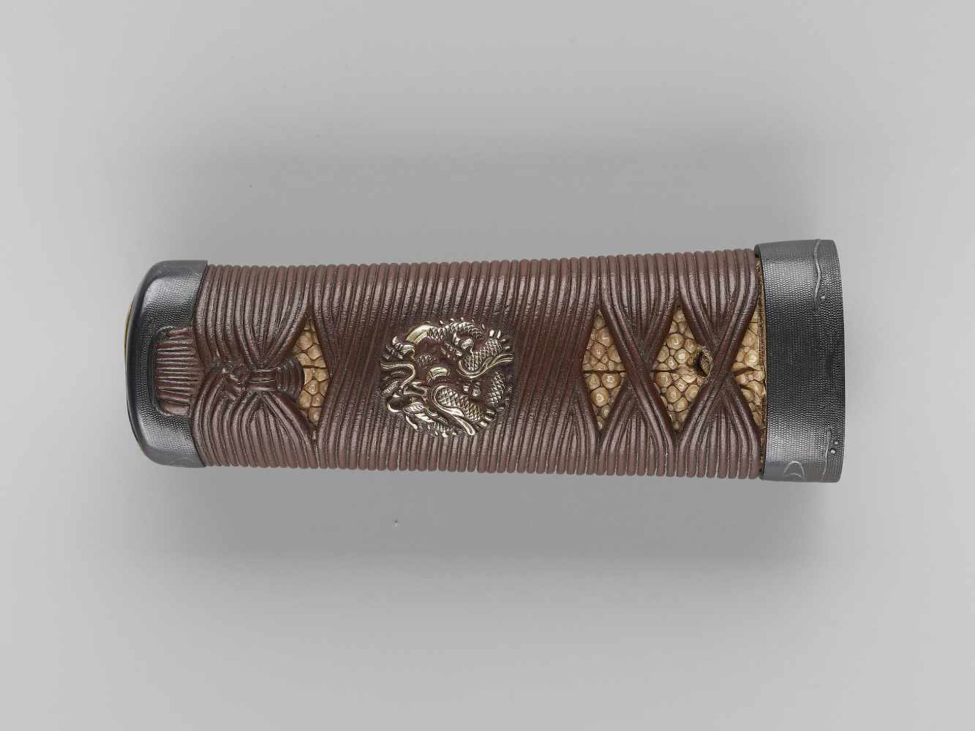 A RARE ENJU KOTO SCHOOL YOROIDOSHI TANTO Japan, Koto, 1570, late Muromachi period (1336-1573)A - Image 10 of 11