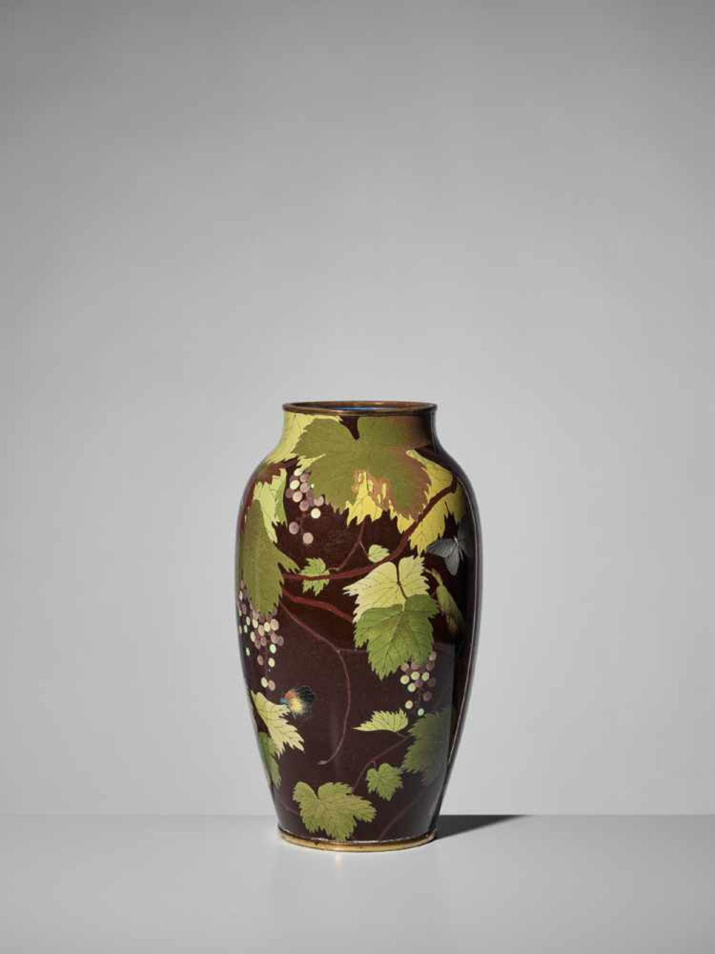 A LARGE AND FINE CLOISONNÉ ENAMEL VASE ATTRIBUTED TO THE ANDO COMPANY Unsigned, attributed to the - Image 4 of 8