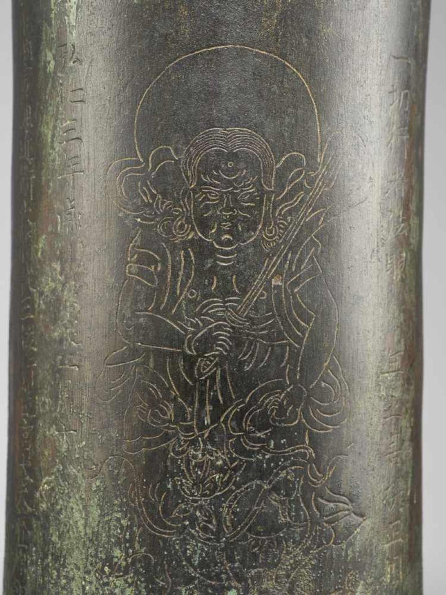 A VERY RARE AND EARLY BRONZE SUTRA CANISTER Japan, Muromachi period (1333-1573)The exterior of the - Image 3 of 10