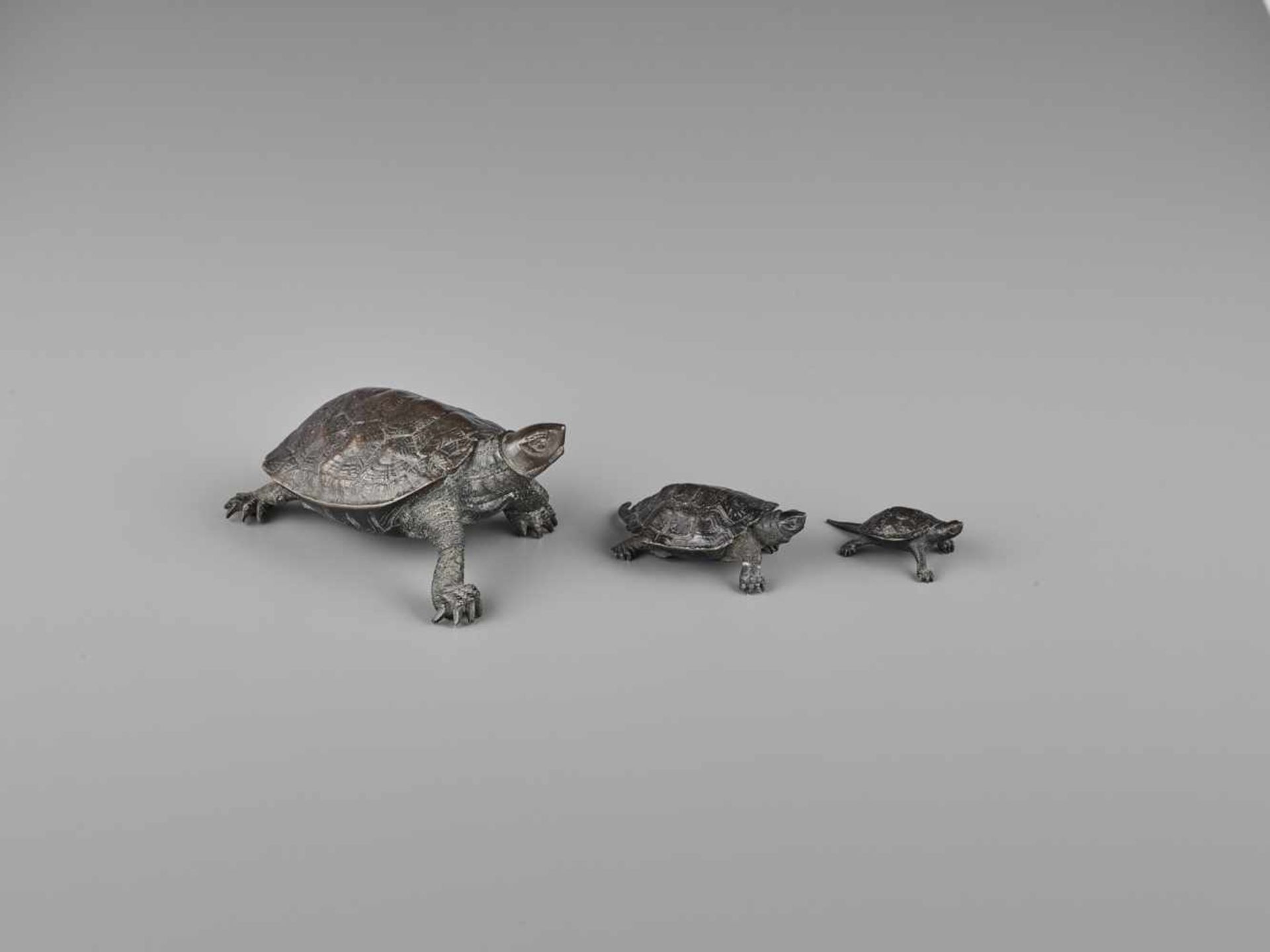 A BRONZE GROUP OF THREE TORTOISES The largest signed Tsunemitsu, the second largest signed - Image 6 of 11