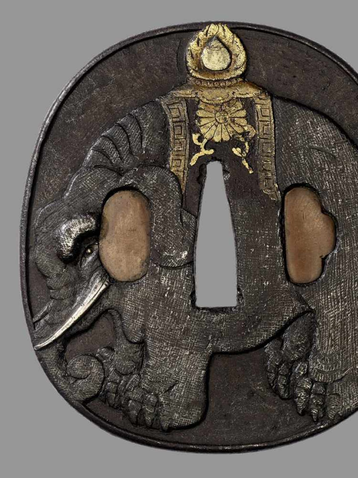 YASUCHIKA: A LARGE NARA IRON TSUBA WITH ELEPHANT Signed YasuchikaJapan, 19th century, Edo period ( - Bild 2 aus 5