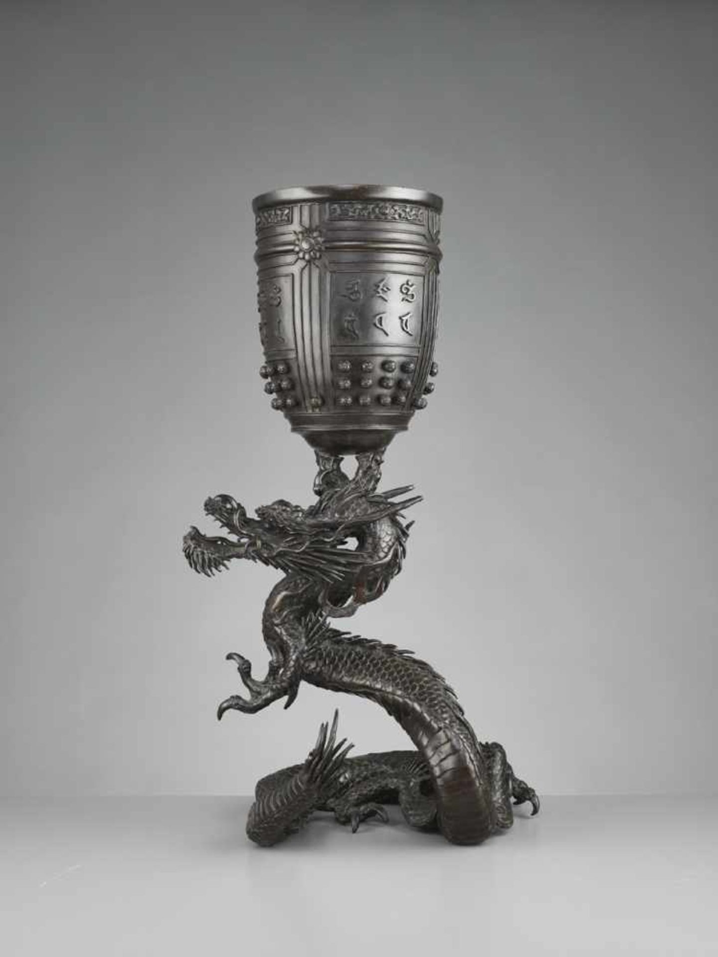 A LARGE AND MASSIVE DRAGON AND TEMPLE BELL BRONZE Japan, 19th century, late Edo period (1615-1868) - Image 3 of 10