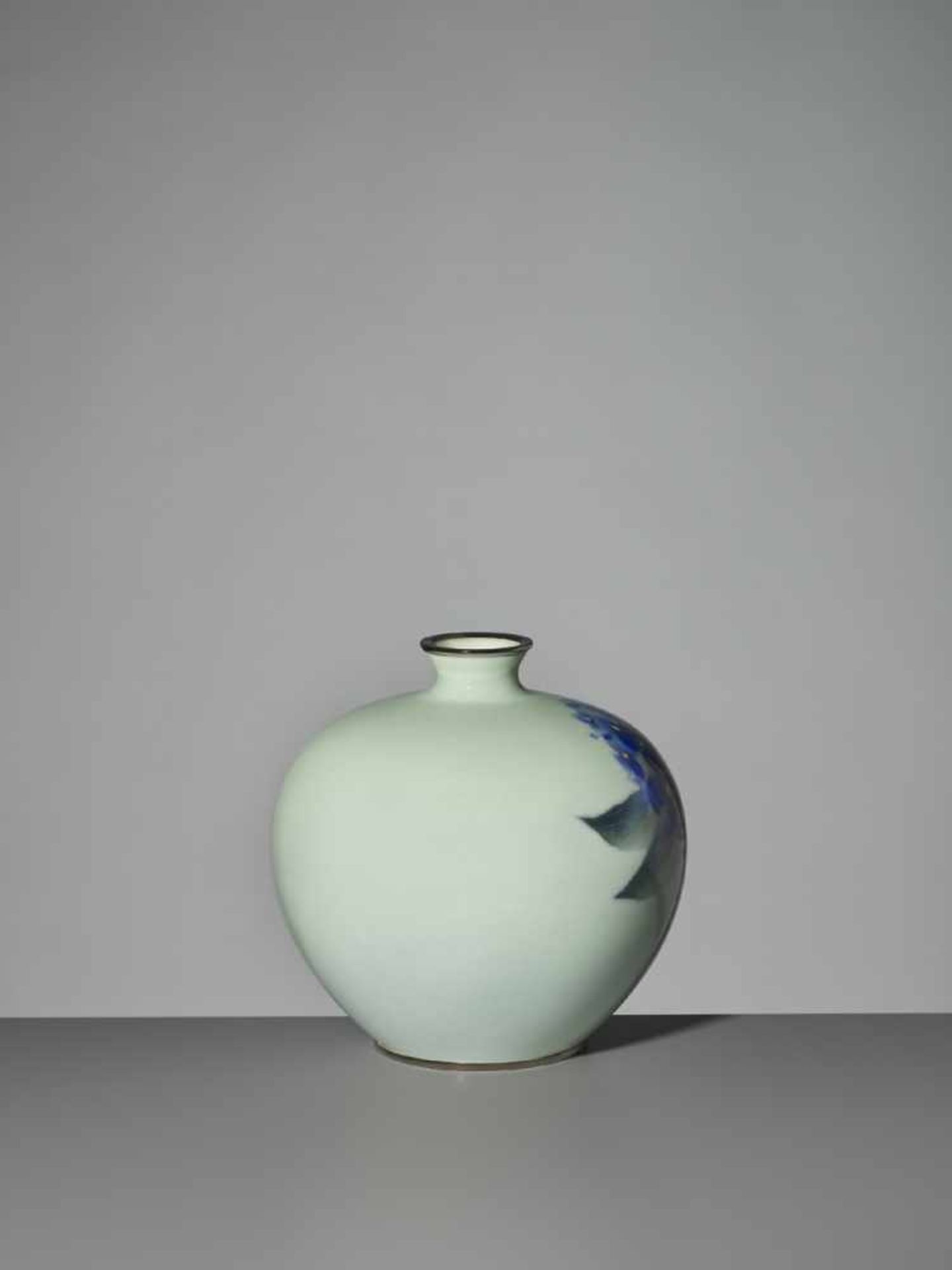 ANDO JUBEI: A FINE CLOISONNÉ ENAMEL VASE WITH VIOLETS By Ando Jubei (1876-1953), signed with the - Image 4 of 7