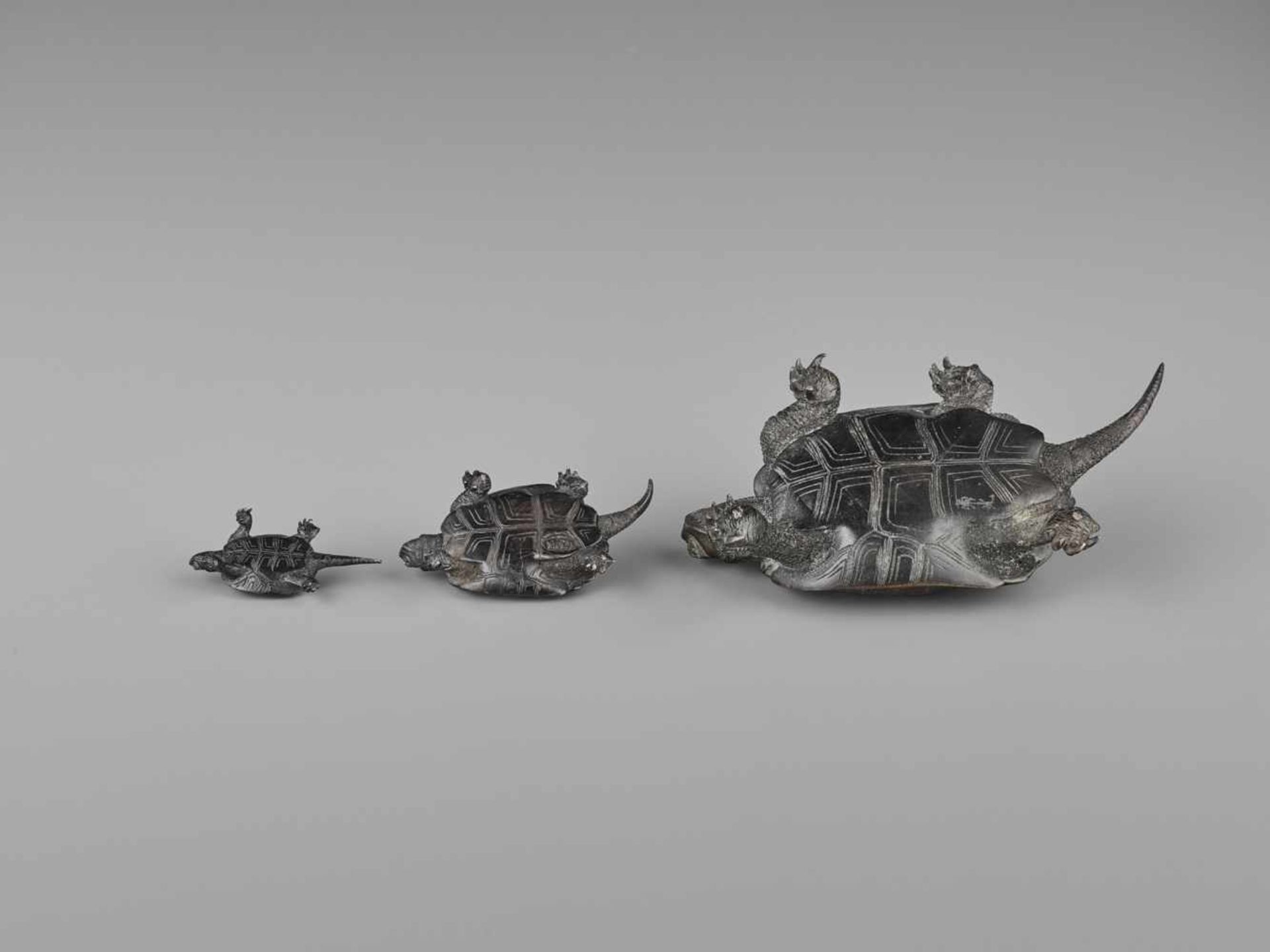 A BRONZE GROUP OF THREE TORTOISES The largest signed Tsunemitsu, the second largest signed - Bild 9 aus 11