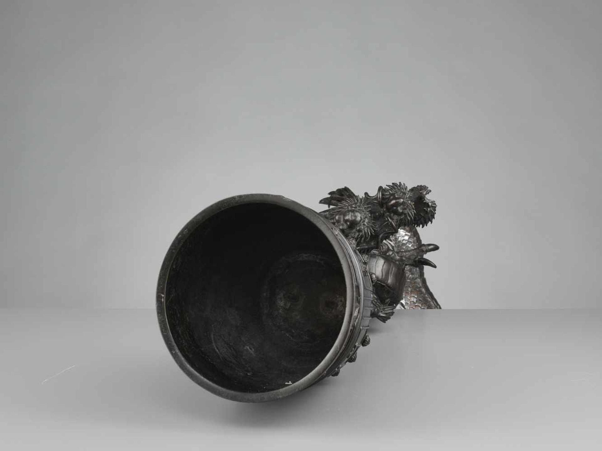 A LARGE AND MASSIVE DRAGON AND TEMPLE BELL BRONZE Japan, 19th century, late Edo period (1615-1868) - Image 10 of 10