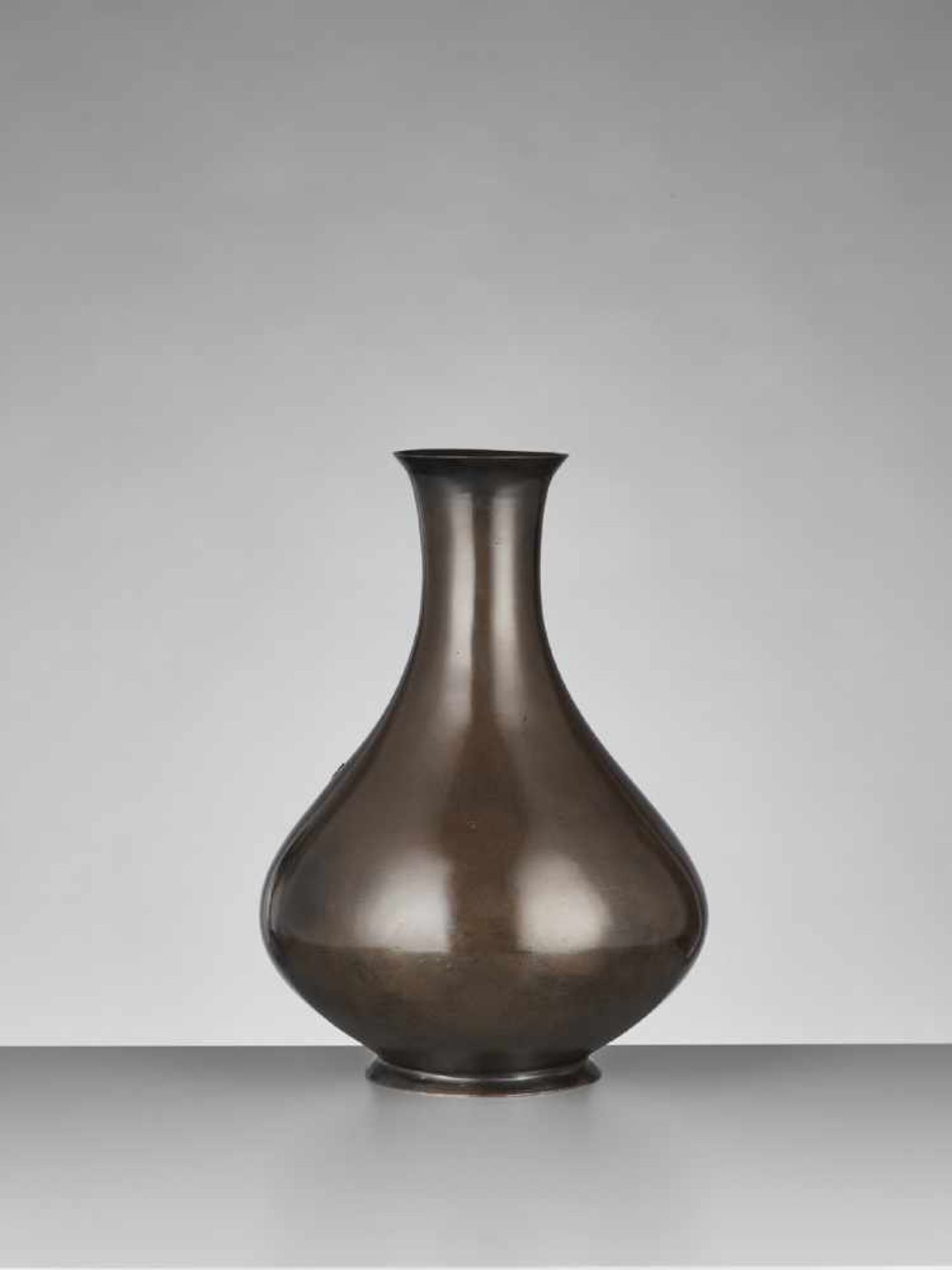 RINSHOSAI: A PEAR-SHAPED BRONZE VASE By Rinshosai, signed RinshosaiJapan, Meiji period (1868-1912) - Image 5 of 10