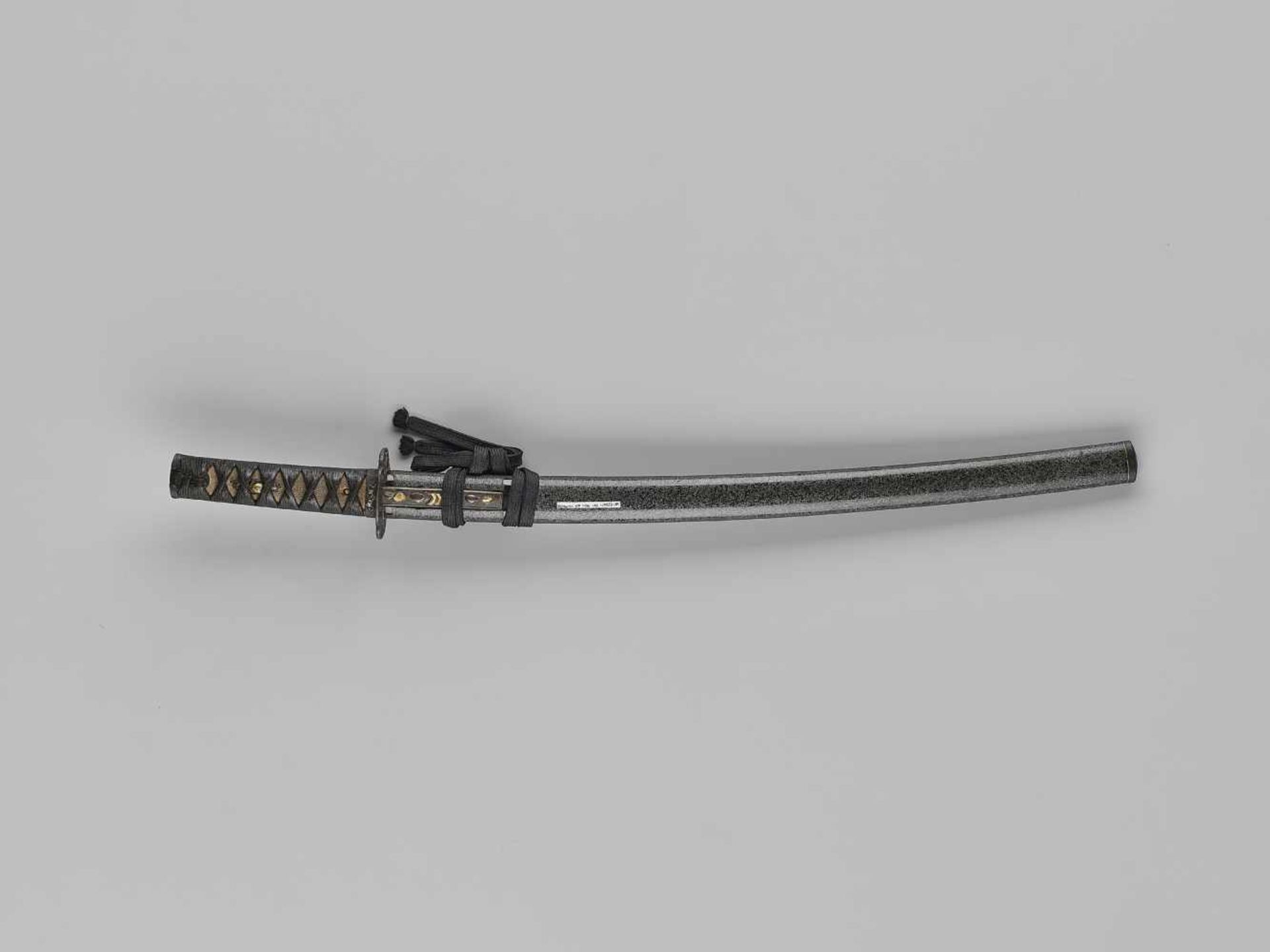 NORIMITSU: A WAKIZASHI WITH HORIMONO IN KOSHIRAE By Norimitsu, signed Washu ju Norimitsu - Bild 4 aus 16