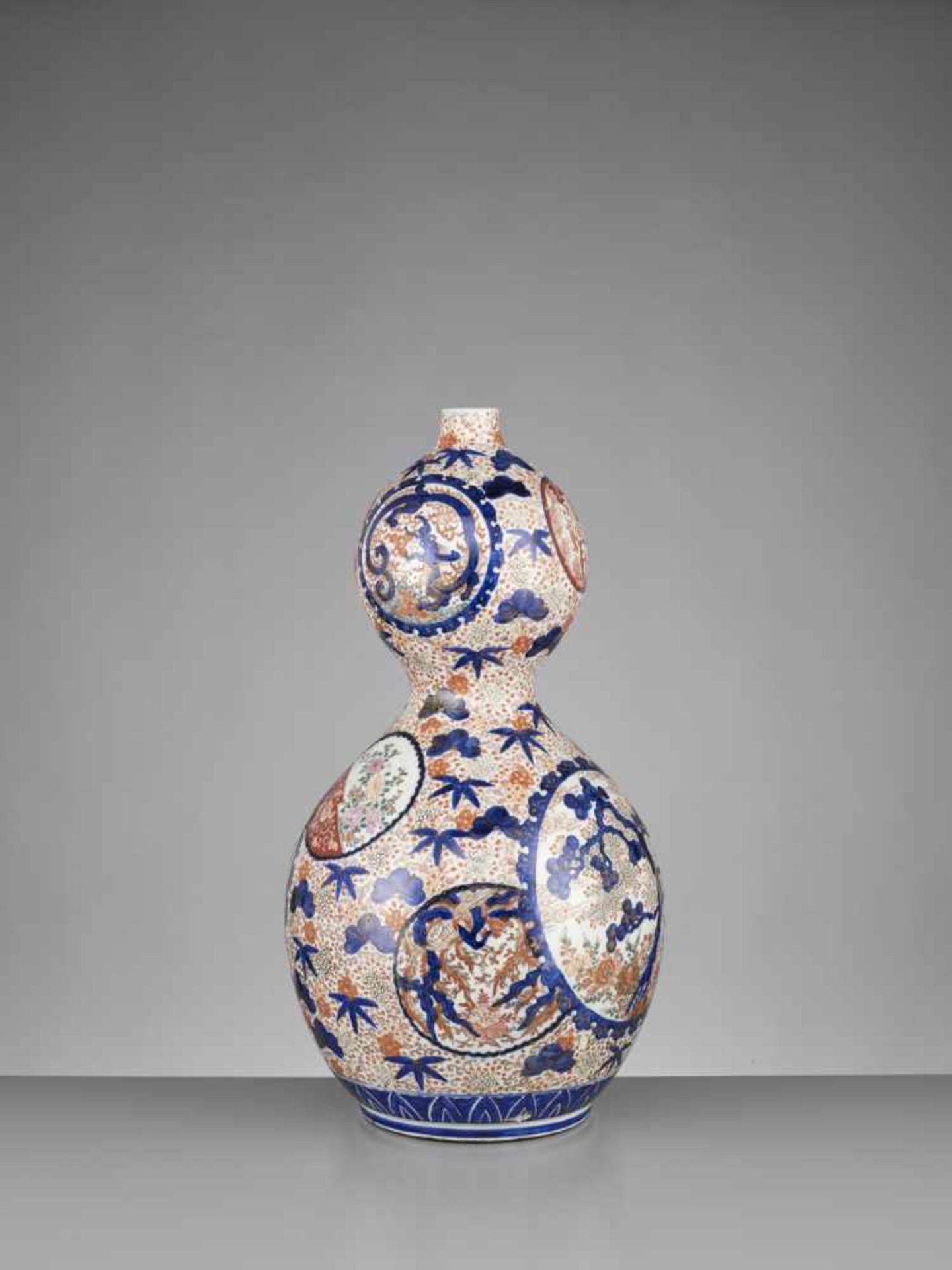 A VERY LARGE IMARI PORCELAIN DOUBLE-GOURD VASE Japan, ca. 1900, Meiji period (1868-1912)The vase - Image 8 of 11