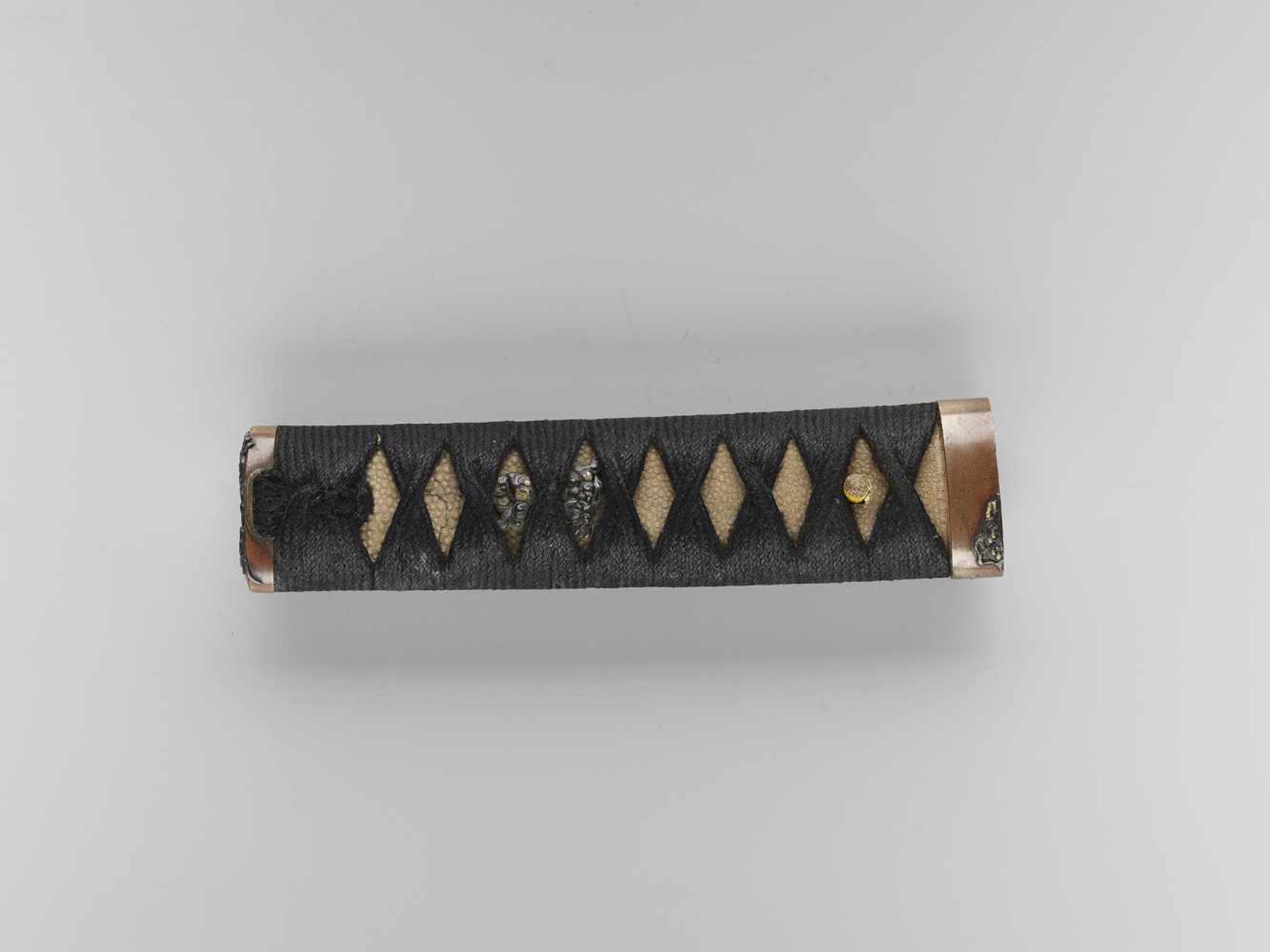 A MINO WAKIZASHI IN KOSHIRAE Japan, c. late 16th to 17th centuryThe blade:Shinogi-zukuri and iori - Image 7 of 11