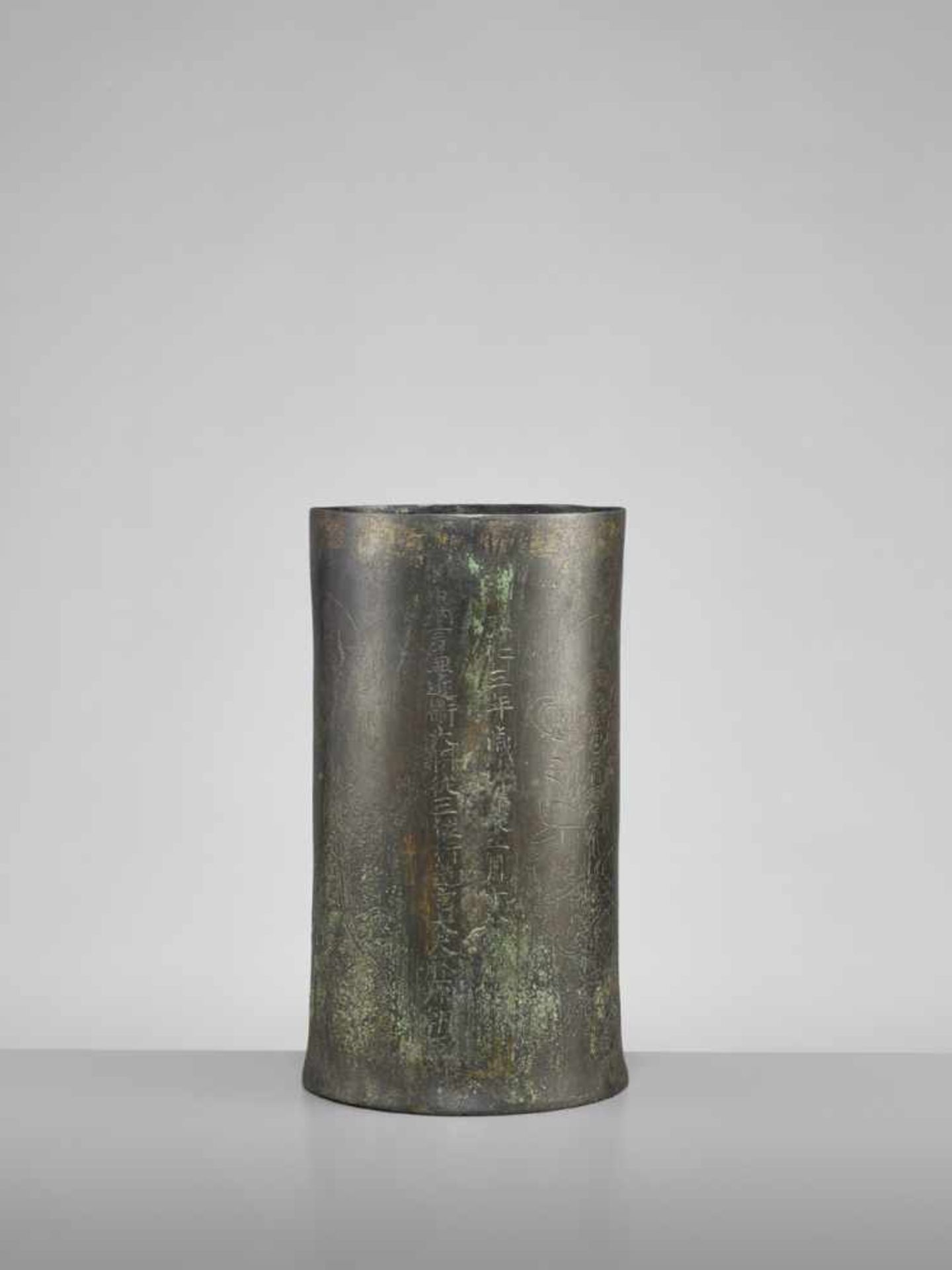 A VERY RARE AND EARLY BRONZE SUTRA CANISTER Japan, Muromachi period (1333-1573)The exterior of the - Image 7 of 10