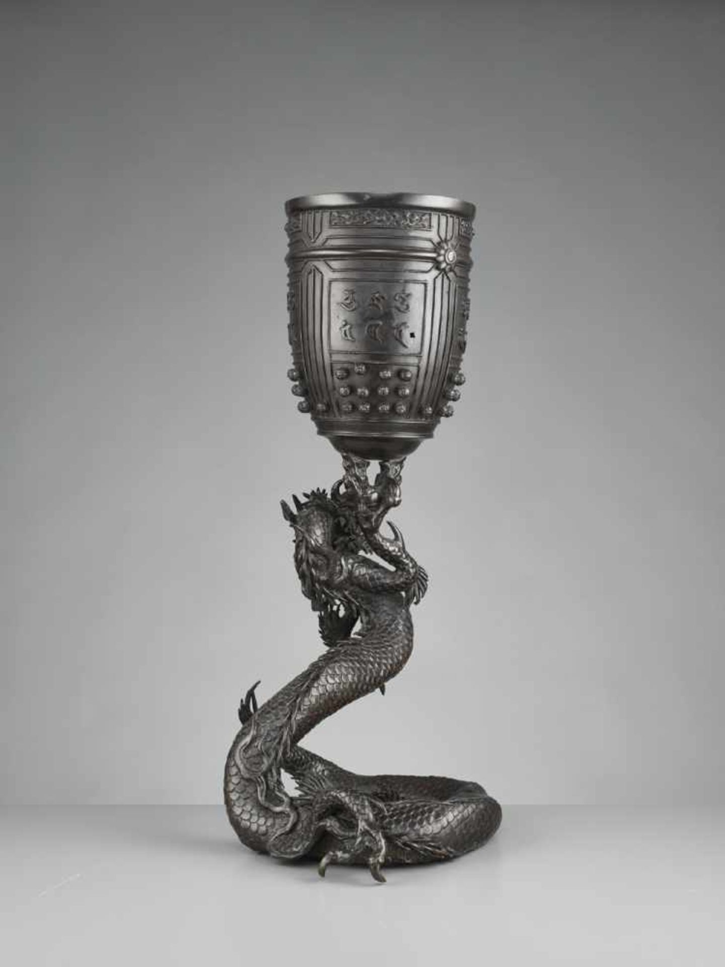 A LARGE AND MASSIVE DRAGON AND TEMPLE BELL BRONZE Japan, 19th century, late Edo period (1615-1868) - Image 6 of 10