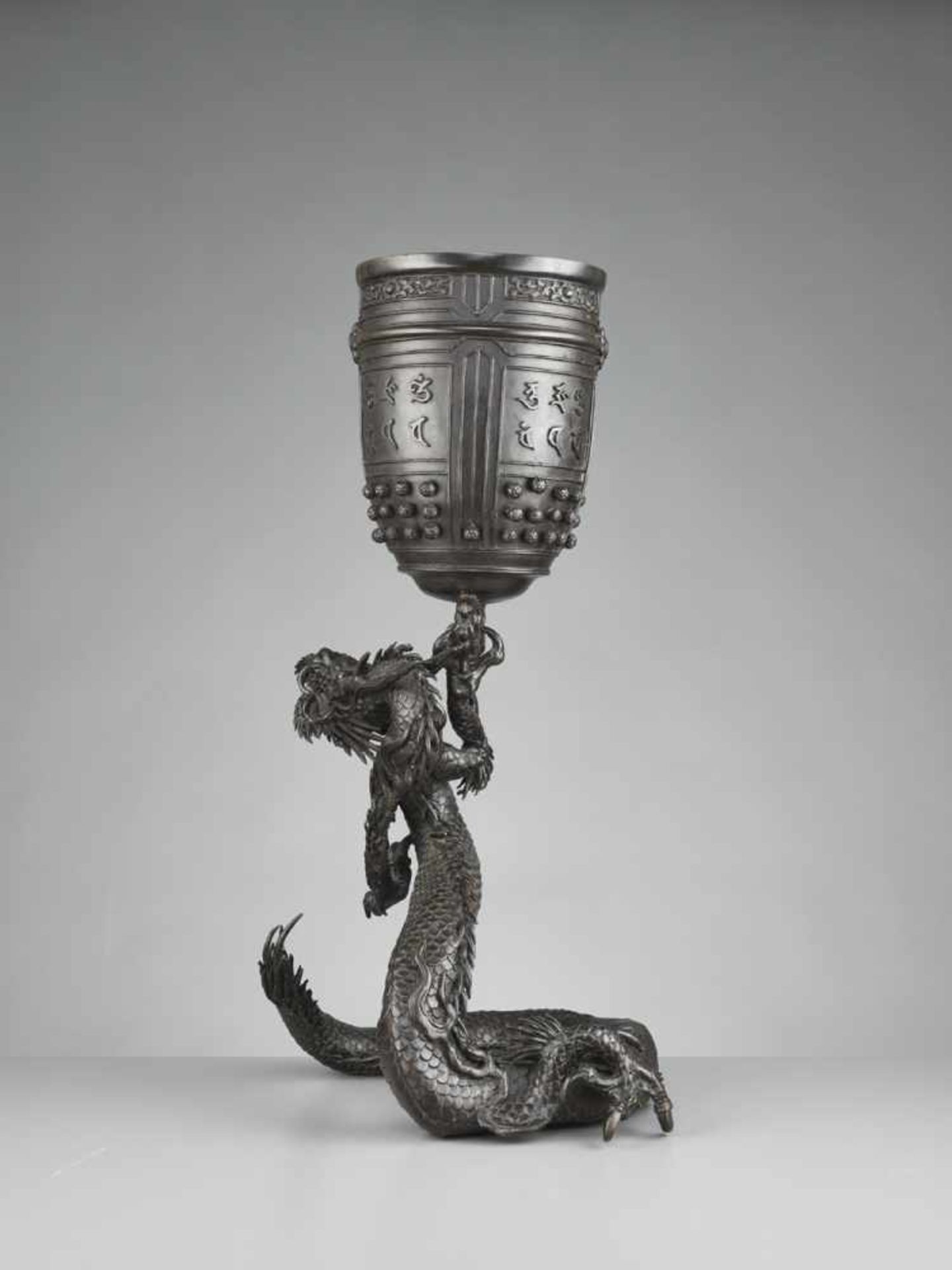 A LARGE AND MASSIVE DRAGON AND TEMPLE BELL BRONZE Japan, 19th century, late Edo period (1615-1868) - Image 5 of 10