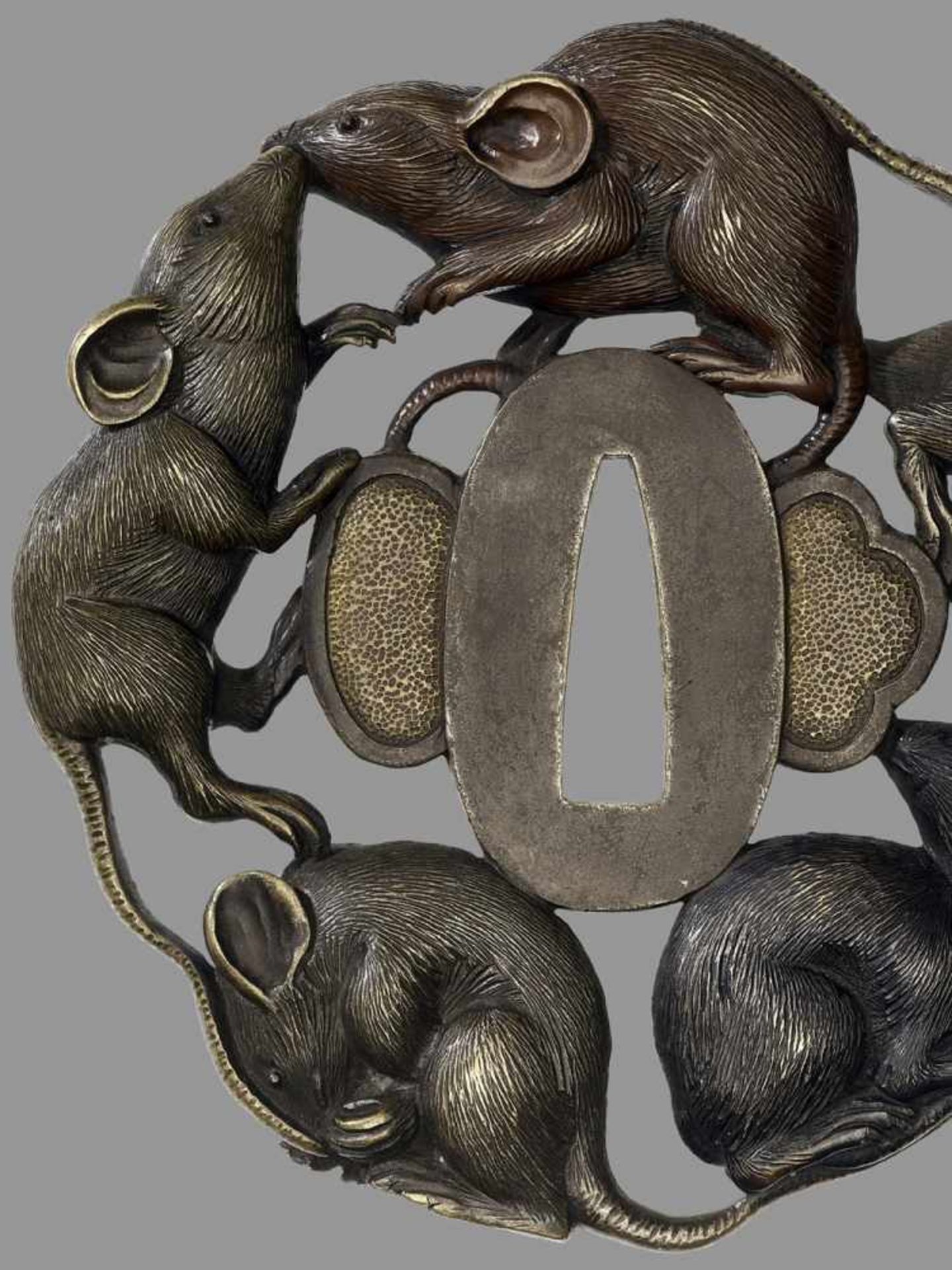 HIROCHIKA: A MASTERFUL LARGE SUKASHI UCHIKOSHI SCHOOL TSUBA WITH FIVE RATS By Uchikoshi Hirochika, - Bild 4 aus 5