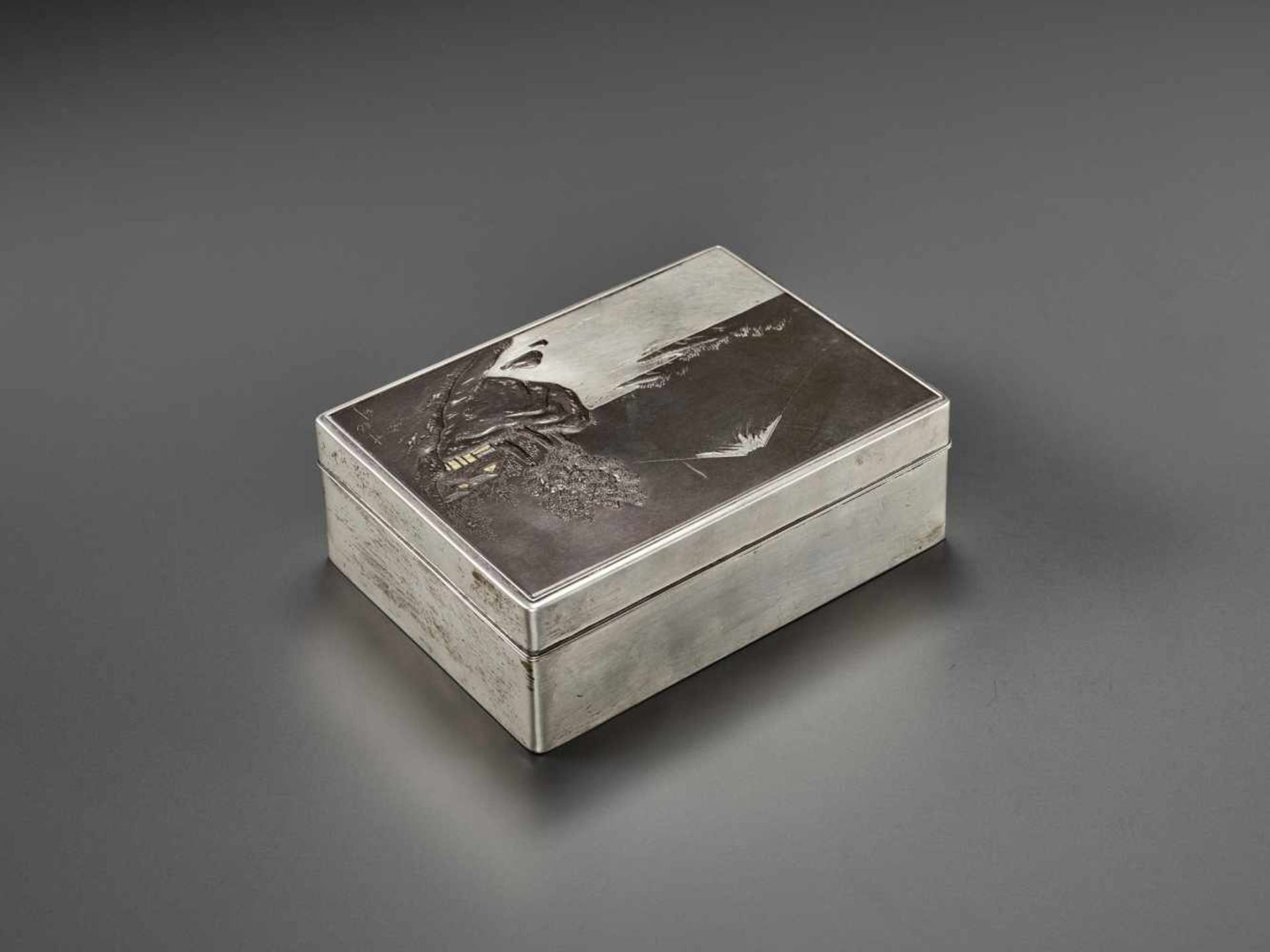 CHIKUSHIN: AN ICONIC ‘MOUNT FUJI’ SILVER BOX By Chikushin for the Miyamoto company, signed Chikushin - Bild 6 aus 9