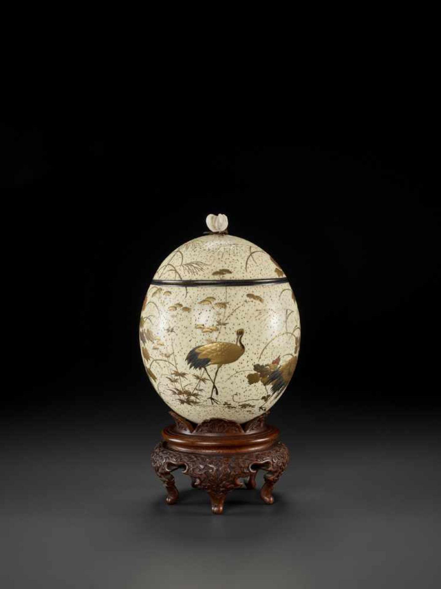 A FINELY LACQUERED OSTRICH EGG Japan, late 19th century, Meiji period (1868-1912)The speckled egg is - Bild 3 aus 10